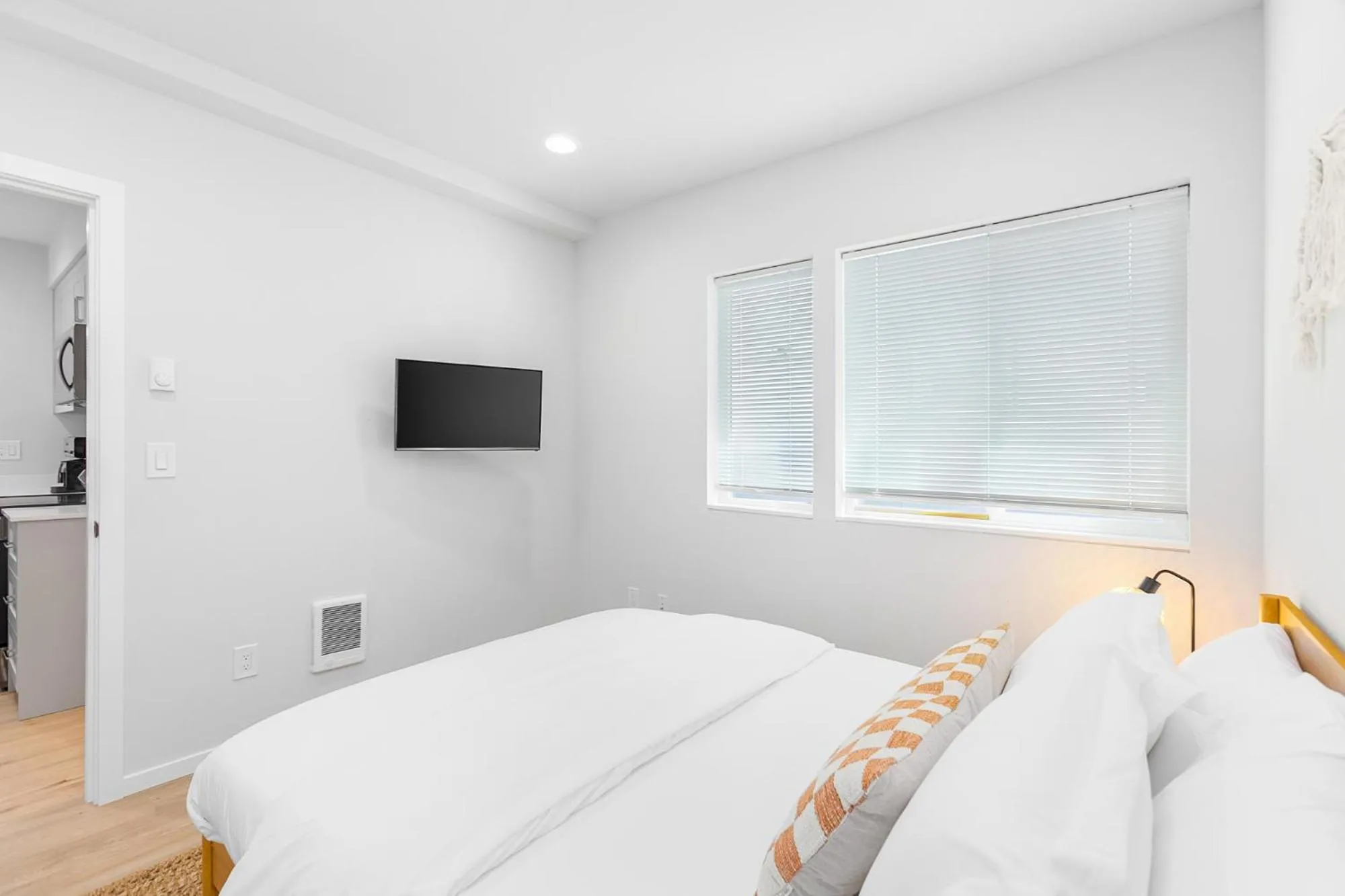 Bed in The Sweetest Suite - 91 Walkscore!