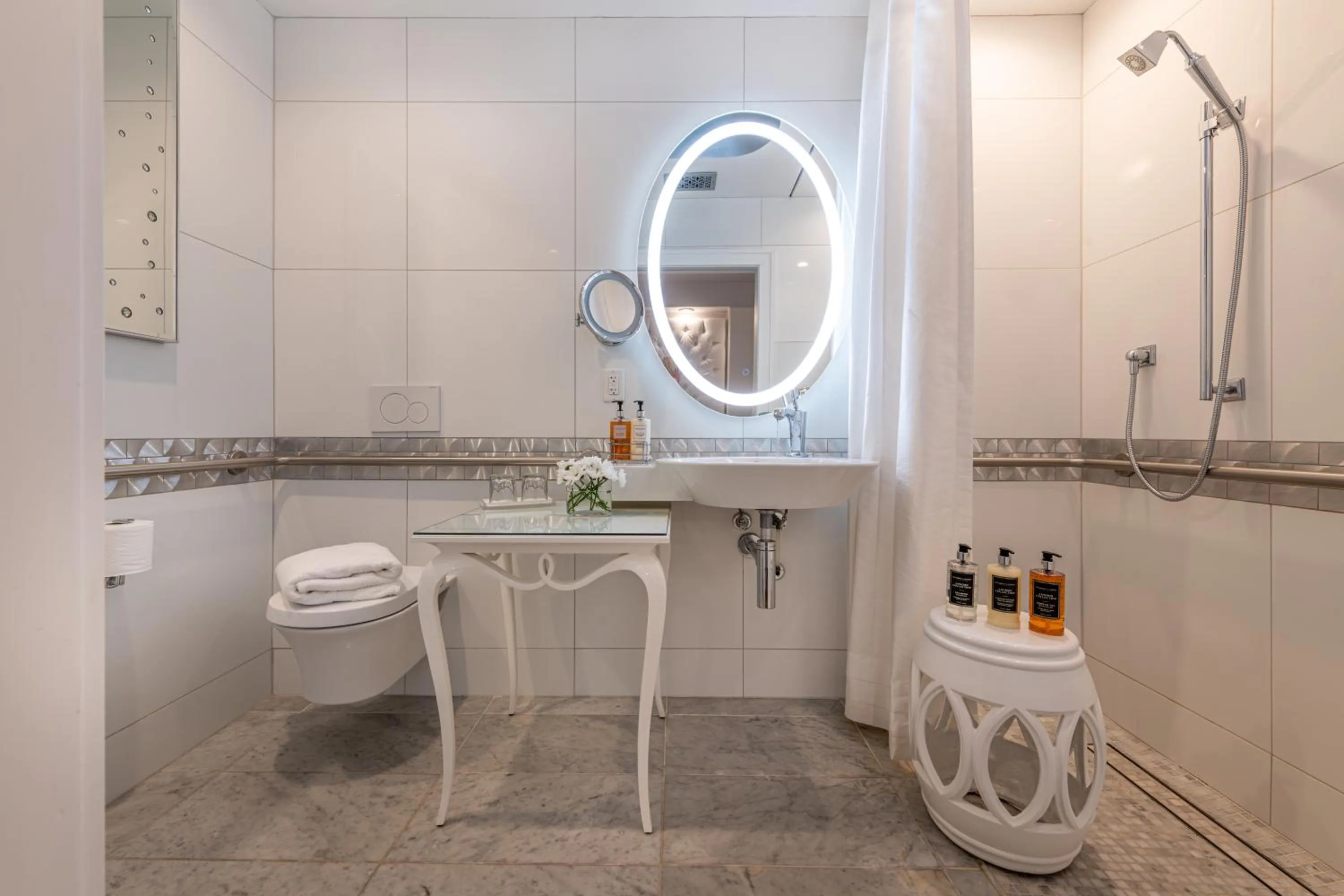 Shower in Stonehurst Place Bed & Breakfast