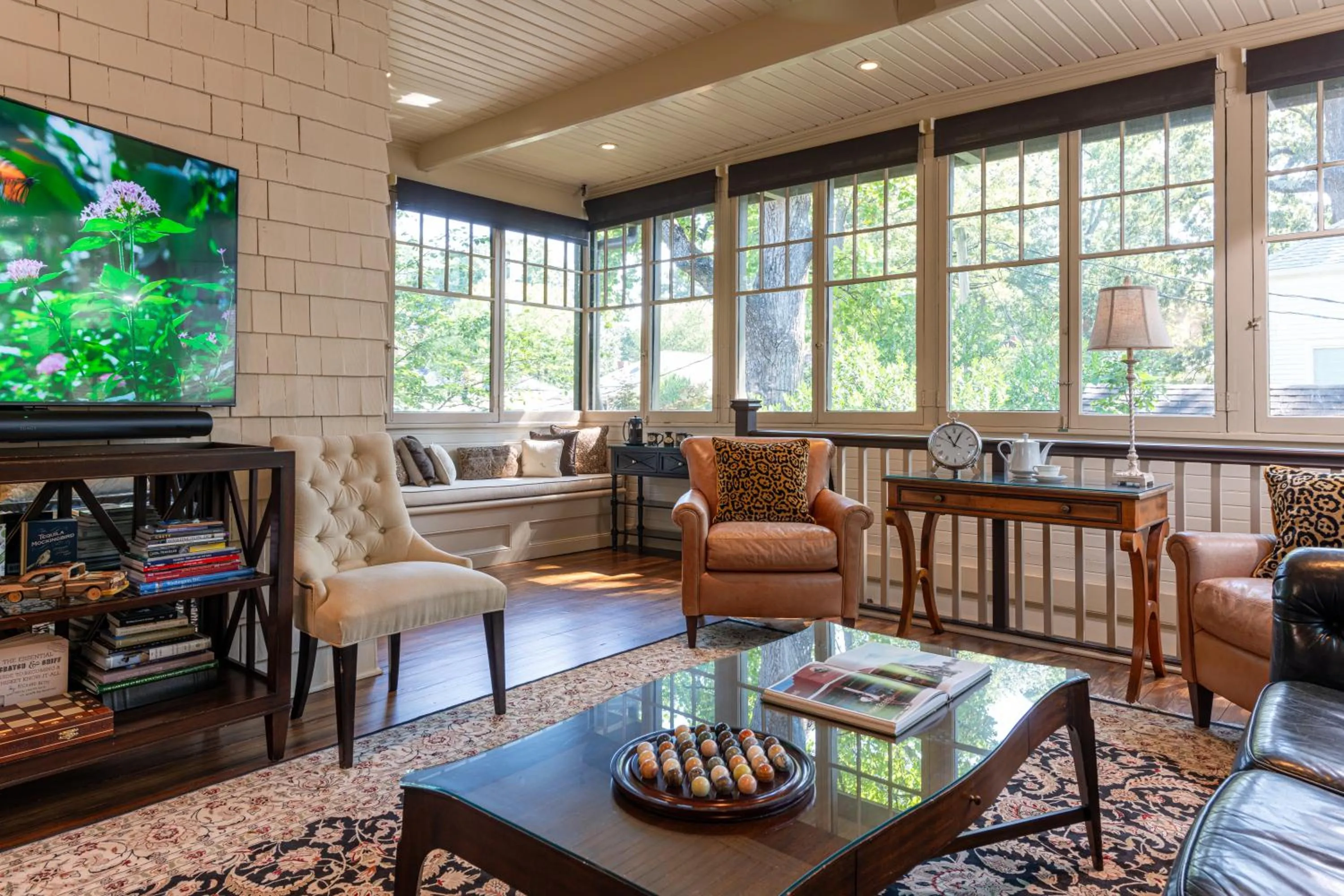 Communal lounge/ TV room in Stonehurst Place Bed & Breakfast