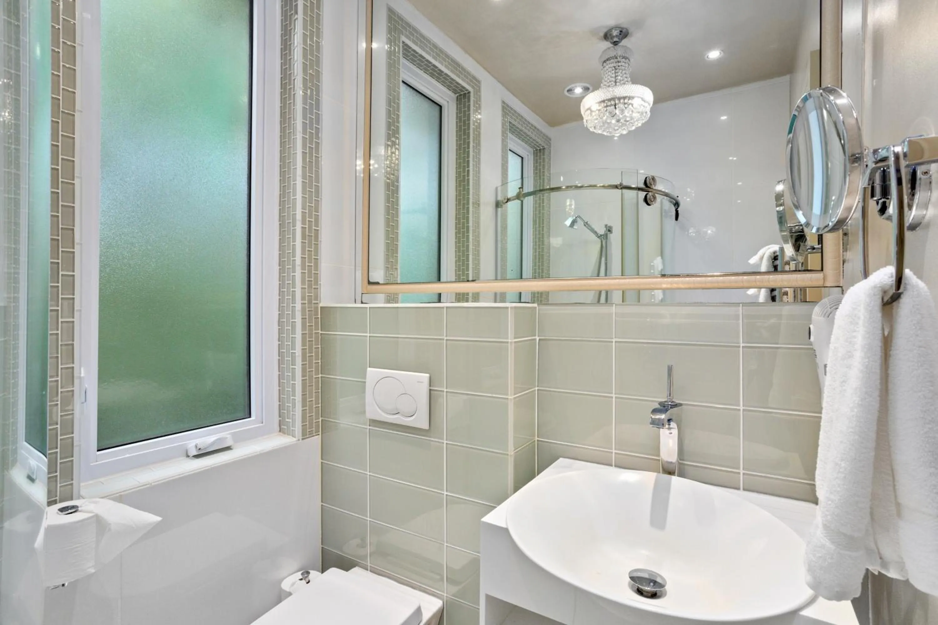 Bathroom in Stonehurst Place Bed & Breakfast