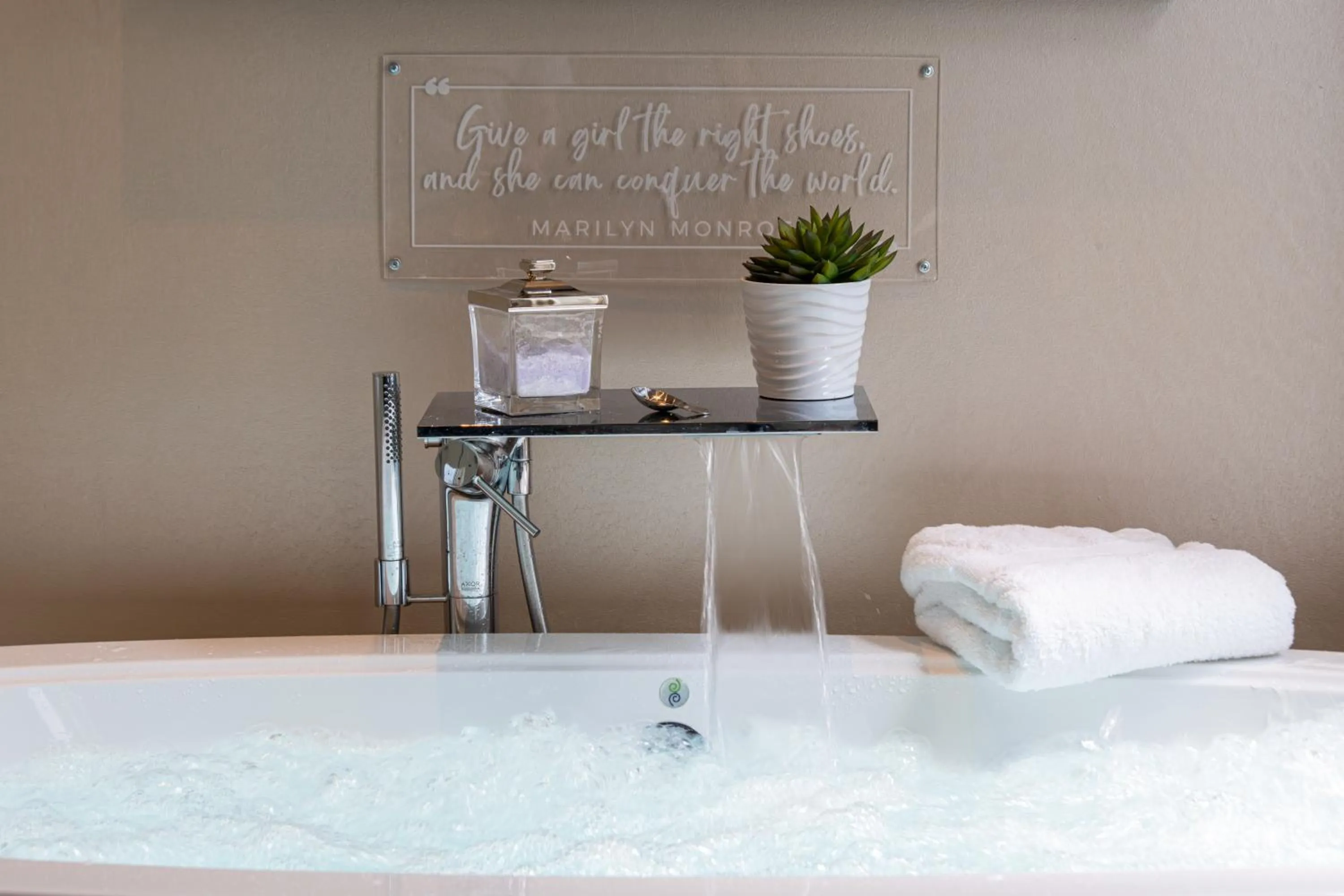 Bathroom in Stonehurst Place Bed & Breakfast