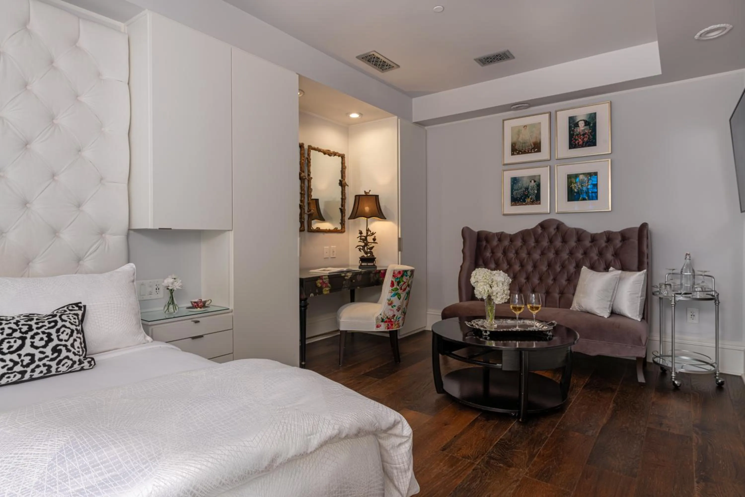 Seating area, Bed in Stonehurst Place Bed & Breakfast