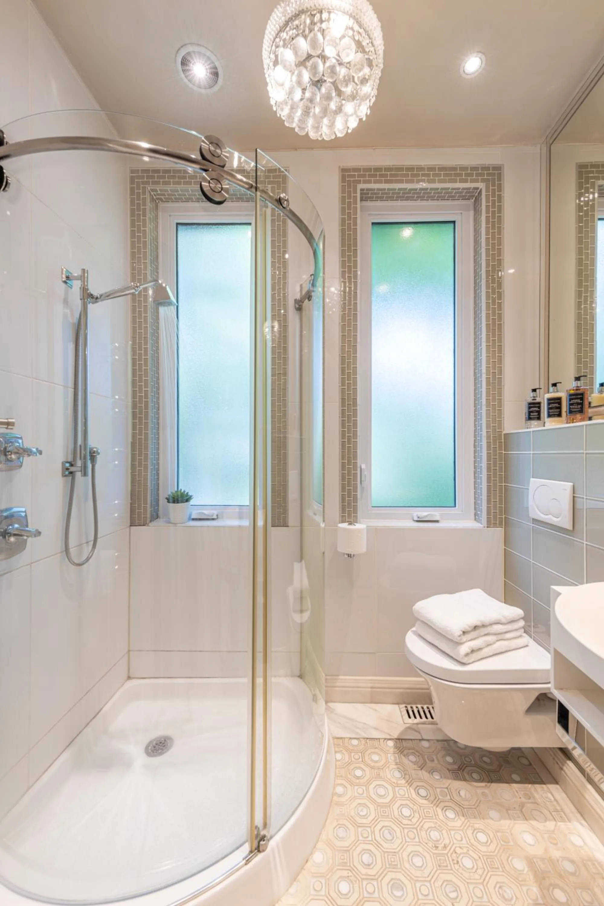 Shower in Stonehurst Place Bed & Breakfast