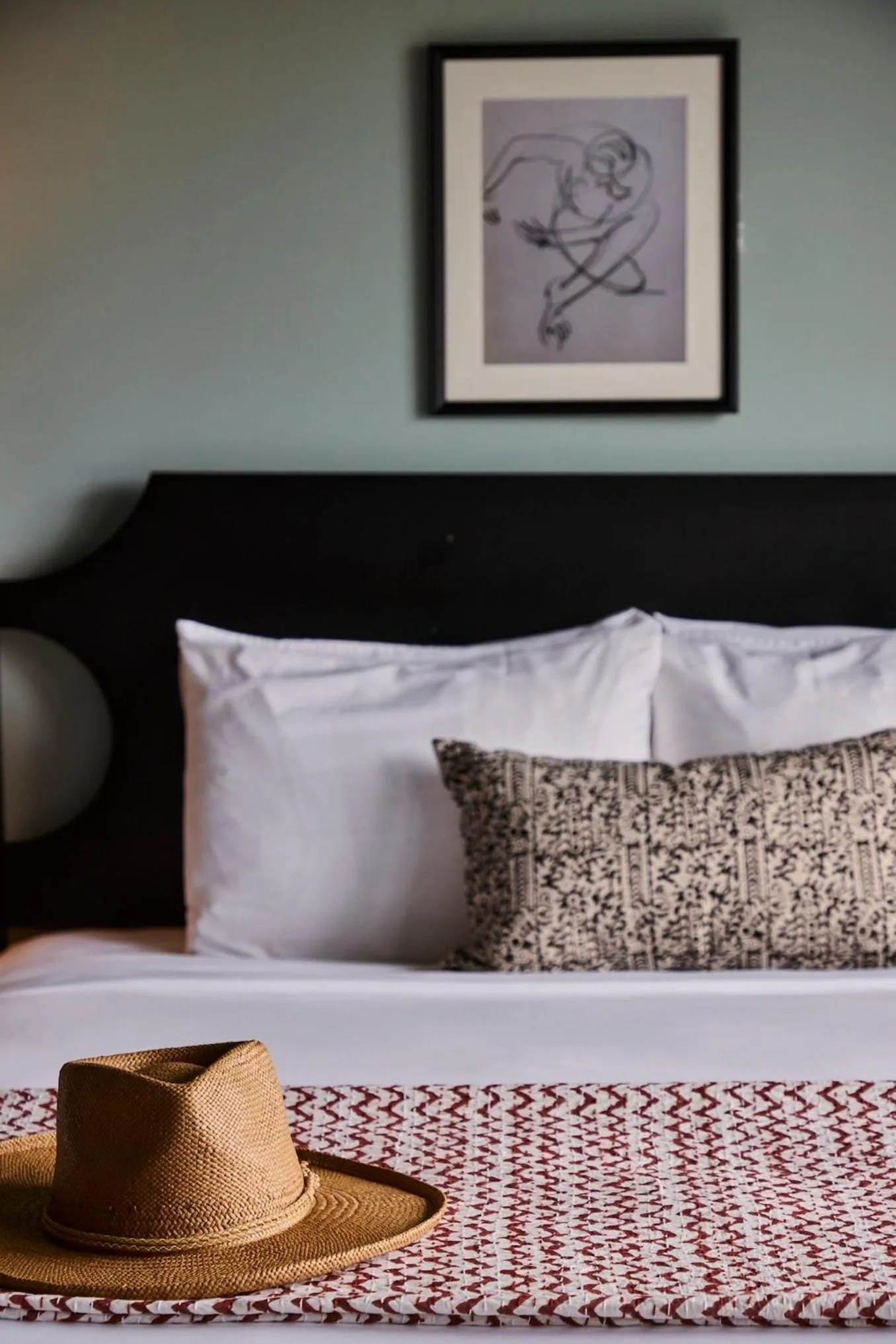 Facade/entrance, Bed in The Harbor Front Inn