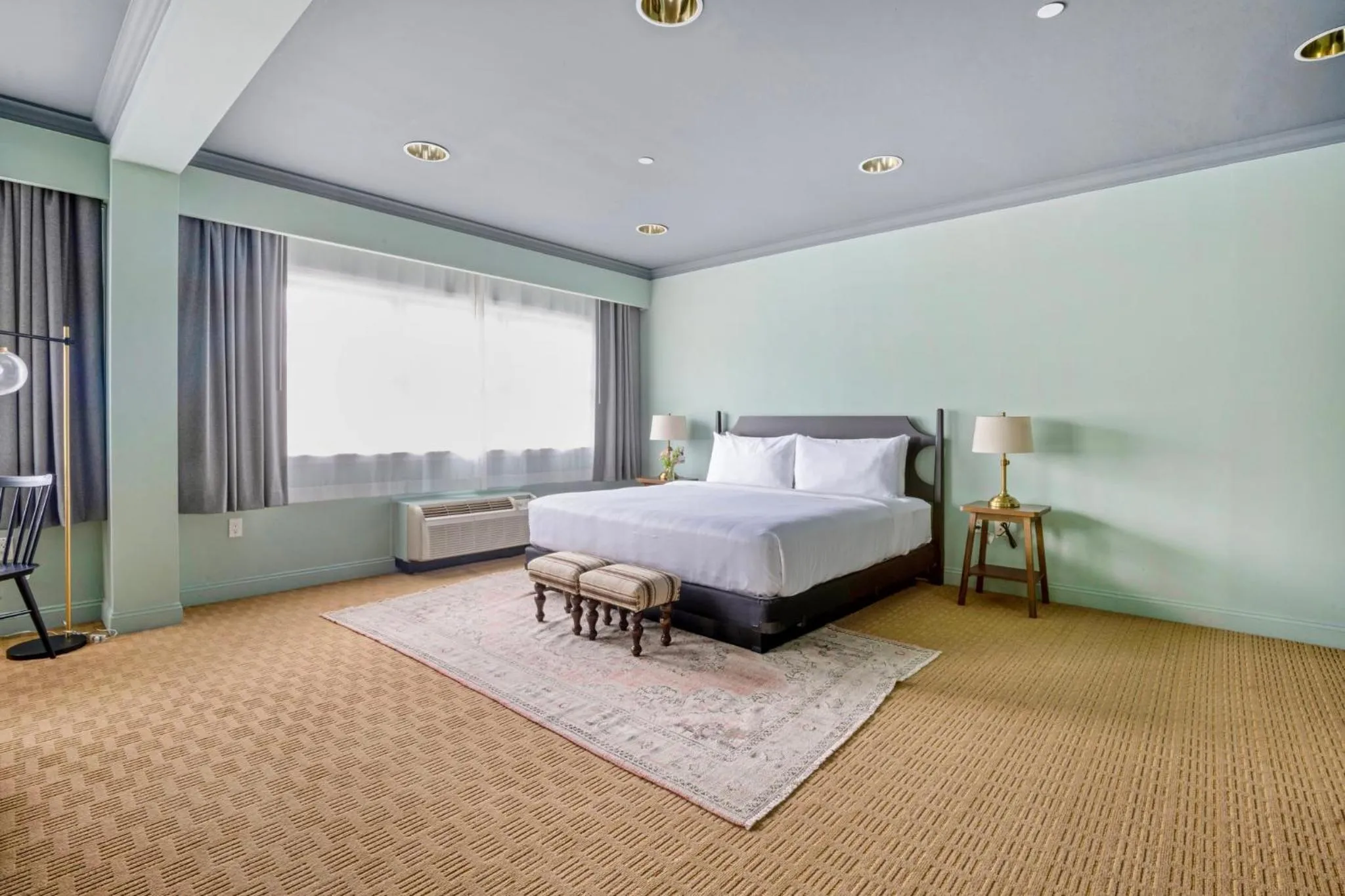 Photo of the whole room, Bed in The Harbor Front Inn