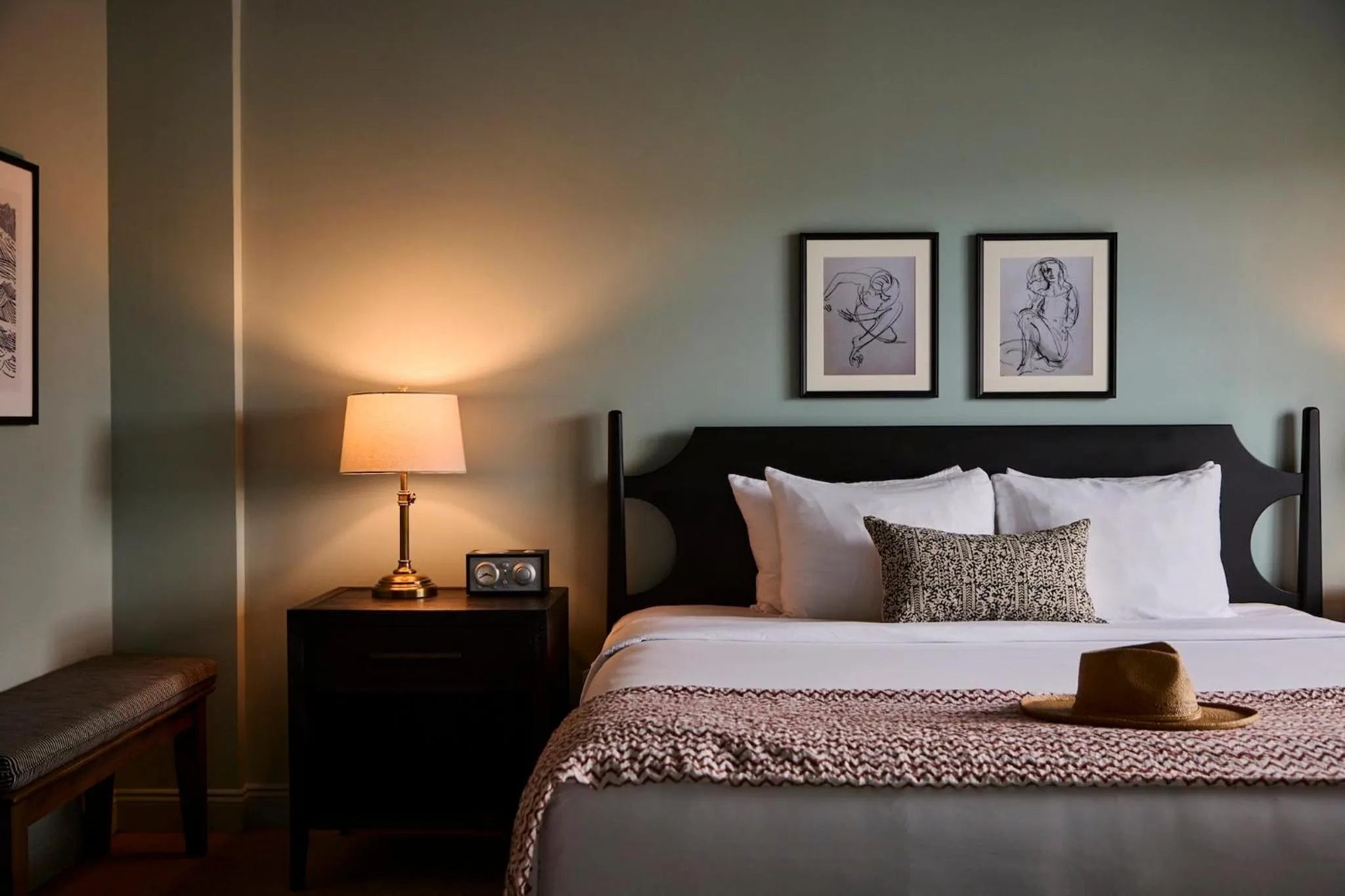 Photo of the whole room, Bed in The Harbor Front Inn