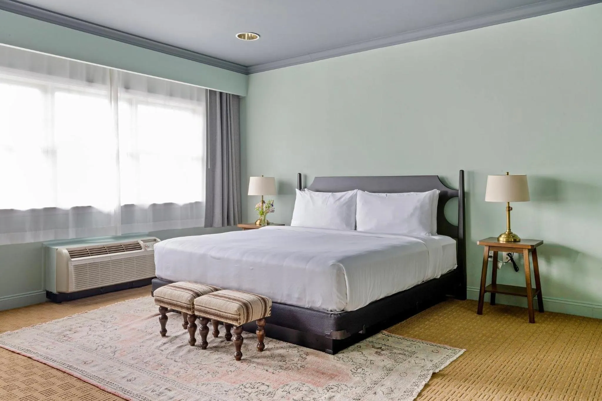 Photo of the whole room, Bed in The Harbor Front Inn