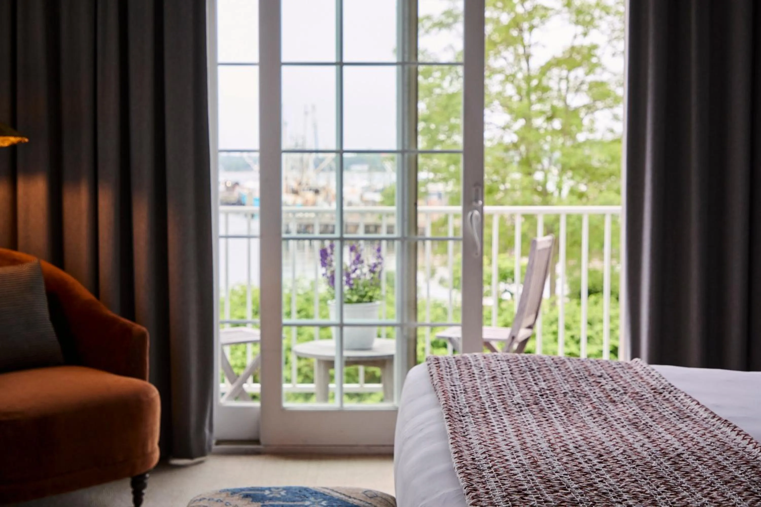 Property building, Bed in The Harbor Front Inn