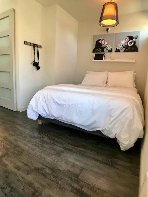 Bed in Modern Capitol Hill Studio Steps to Volunteer Park