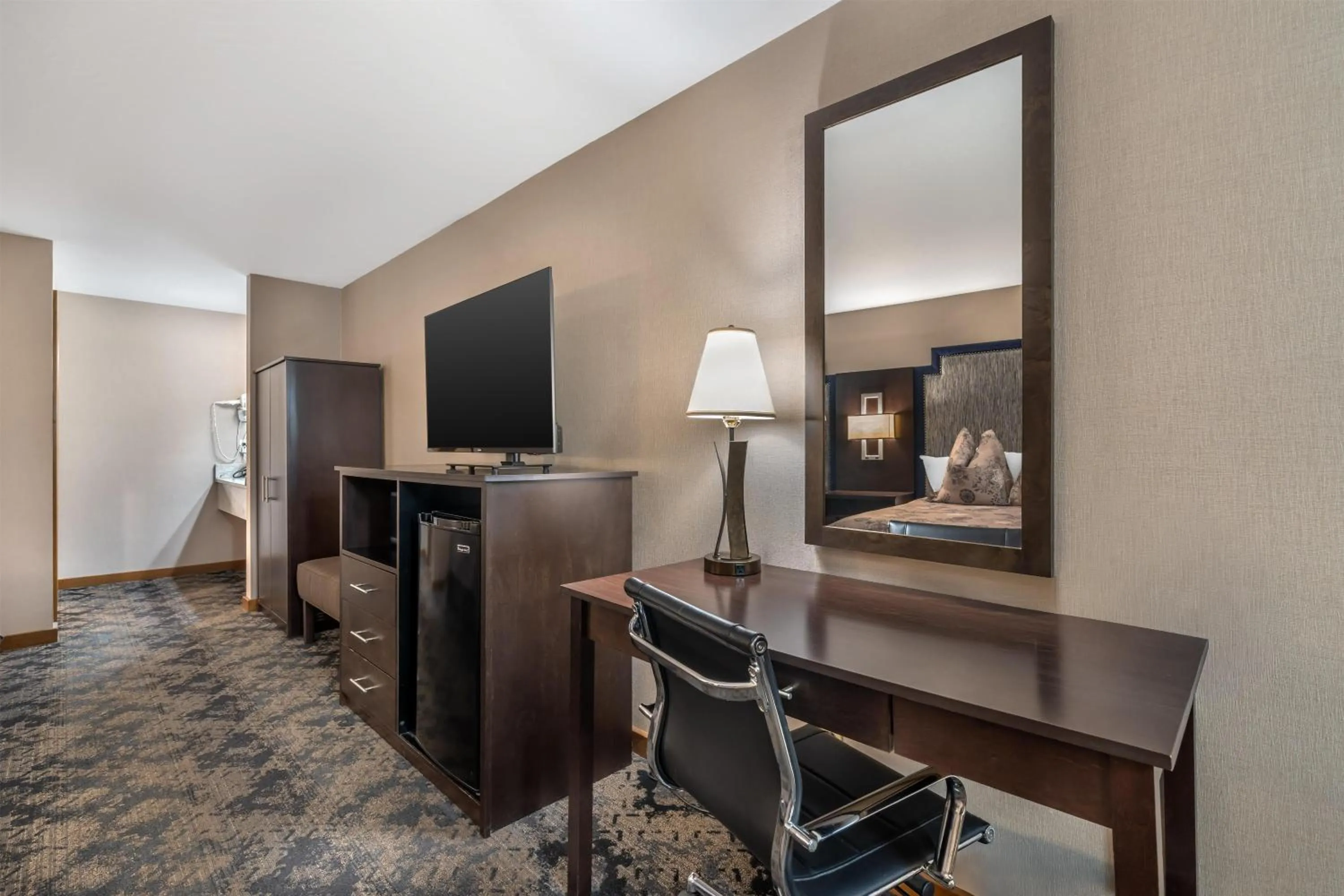 Bedroom in Best Western Windsor Inn