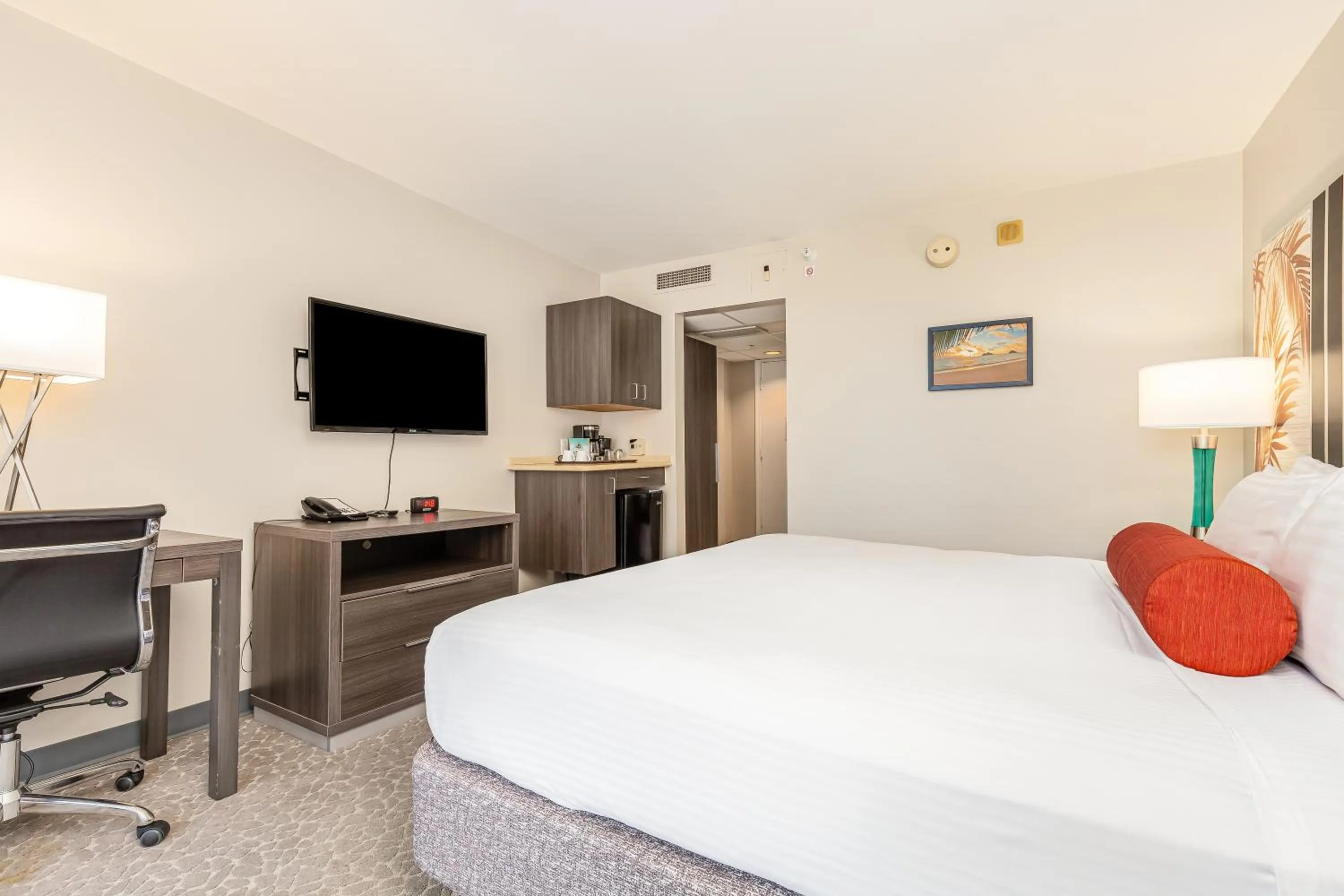 Bed in Castle at Palms at Waikīkī