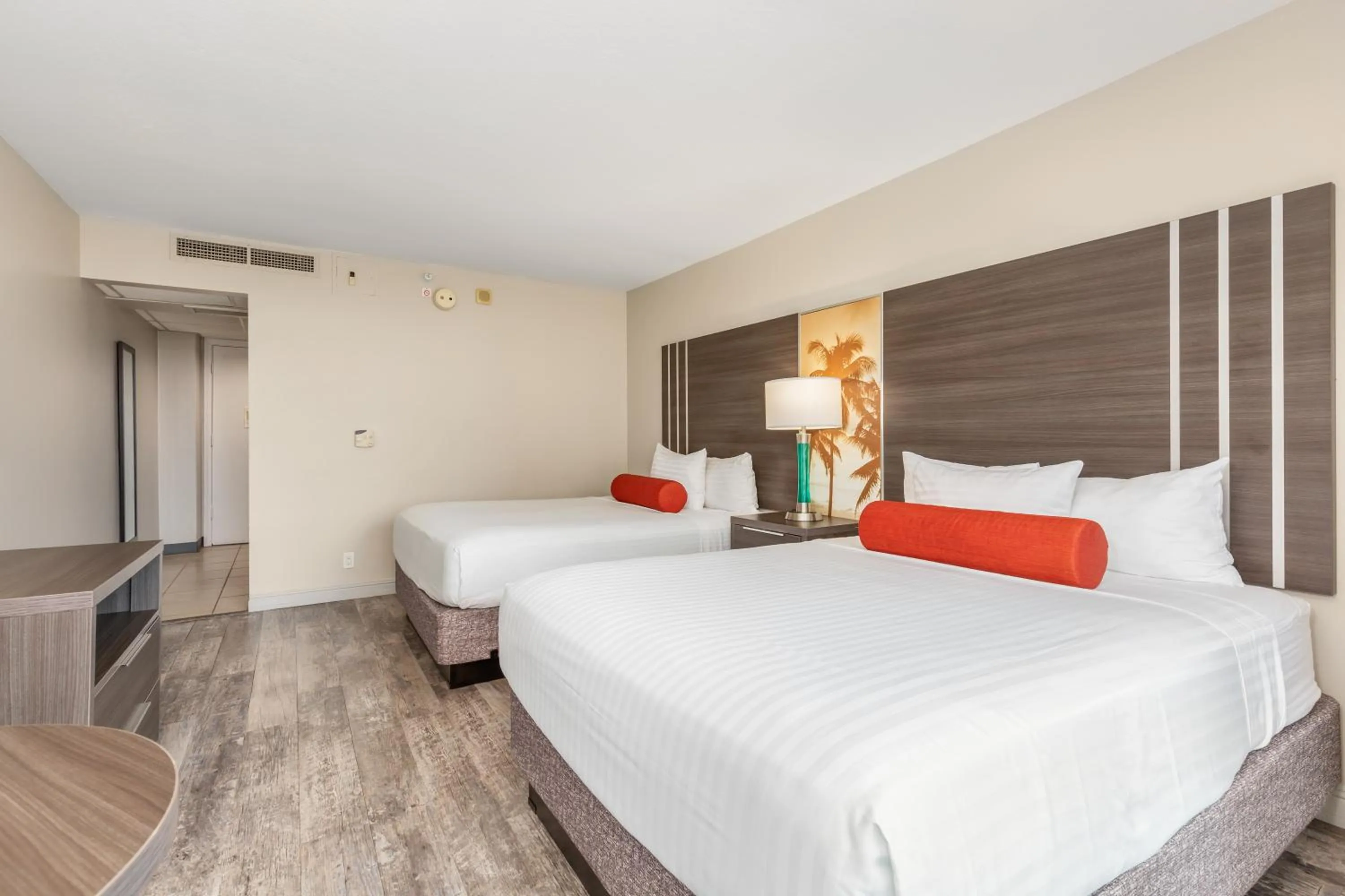 Bed in Castle at Palms at Waikīkī