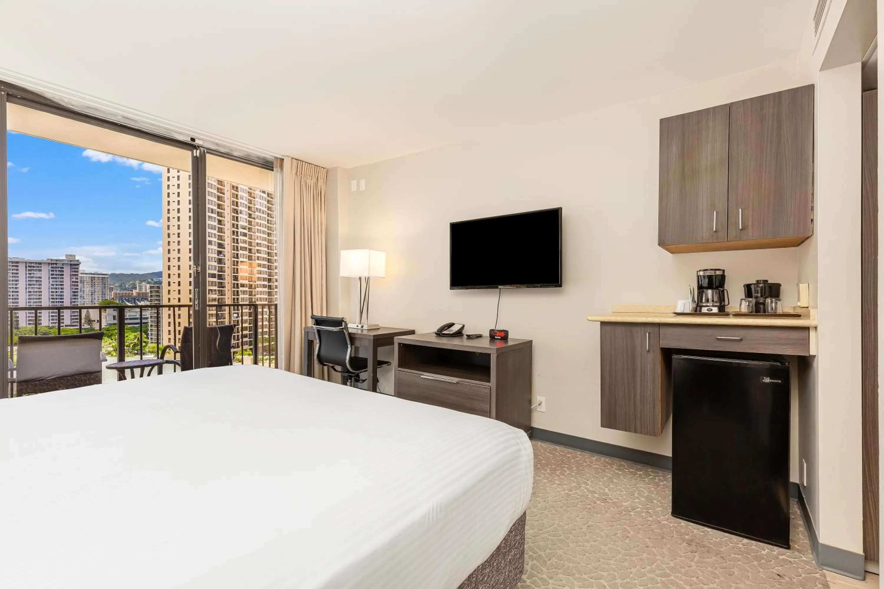 Bed in Castle at Palms at Waikīkī