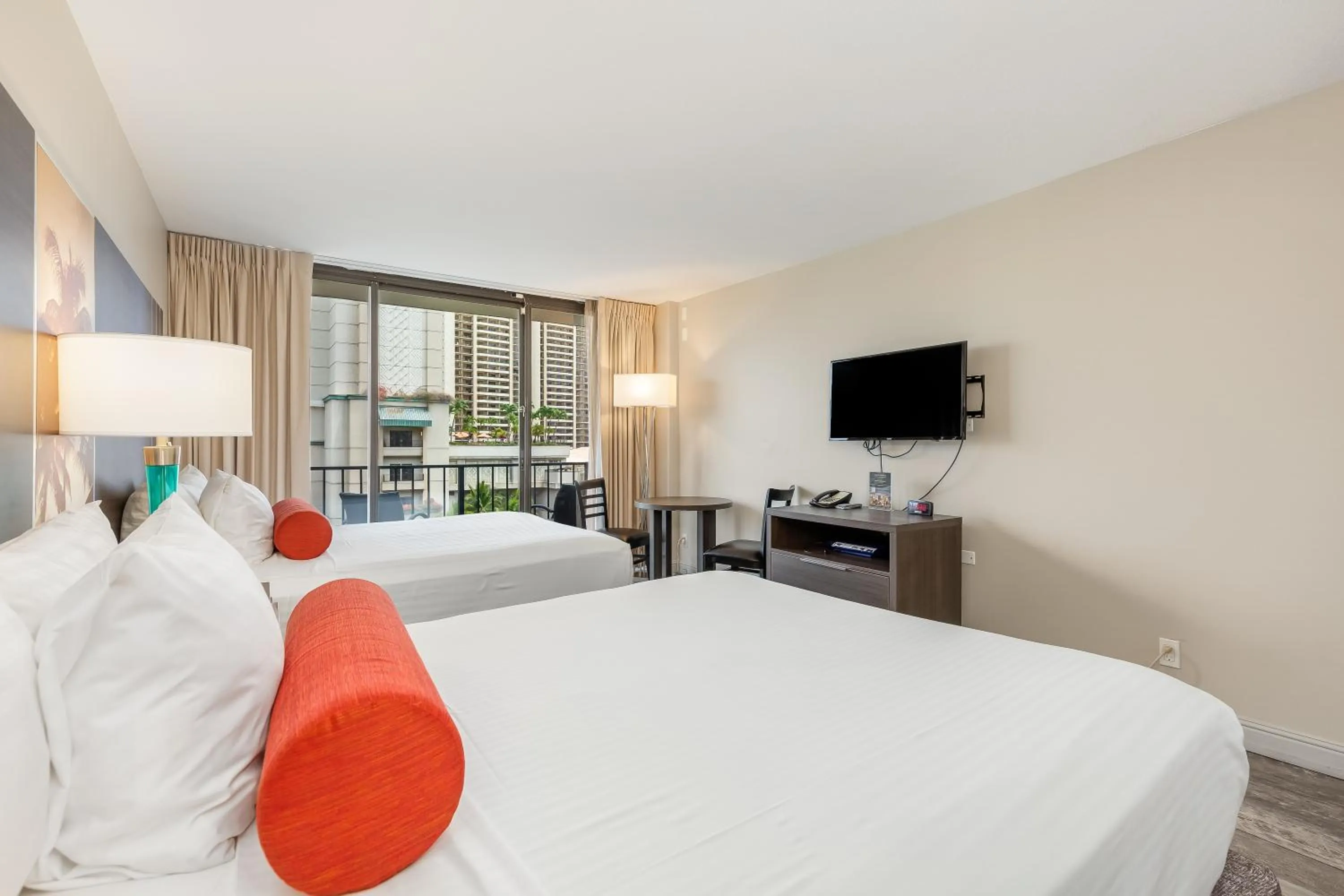 Communal lounge/ TV room in Castle at Palms at Waikīkī