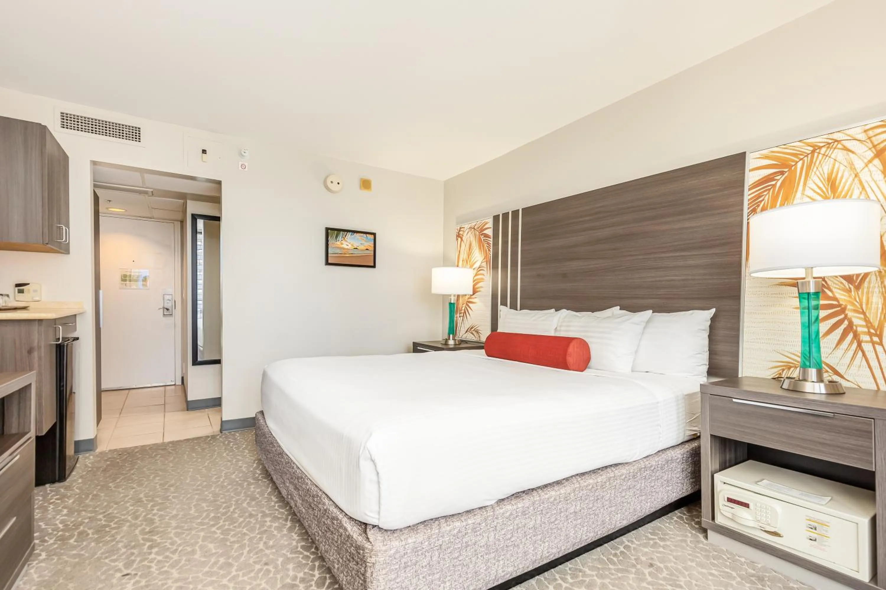 Bed in Castle at Palms at Waikīkī