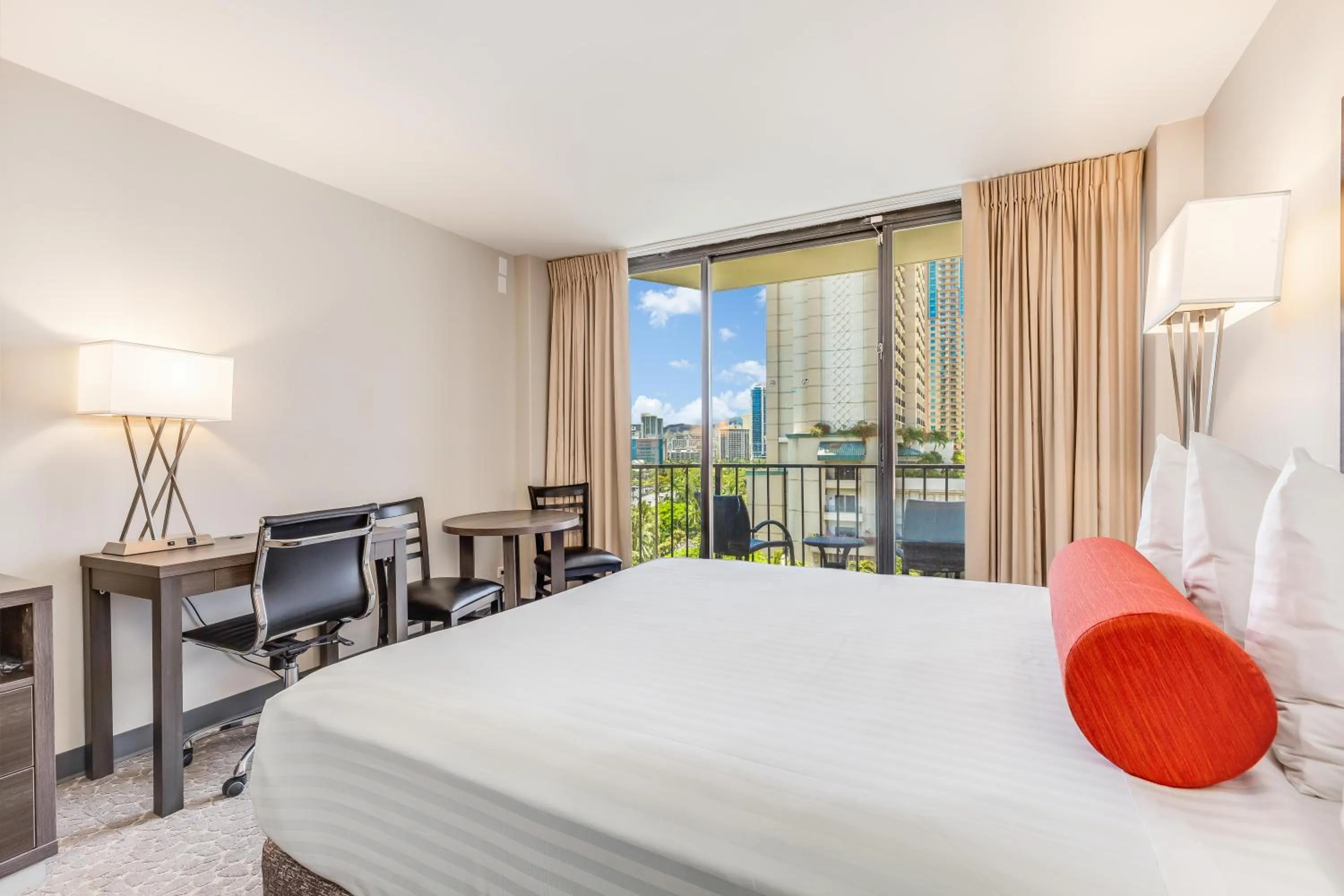 Bed in Castle at Palms at Waikīkī