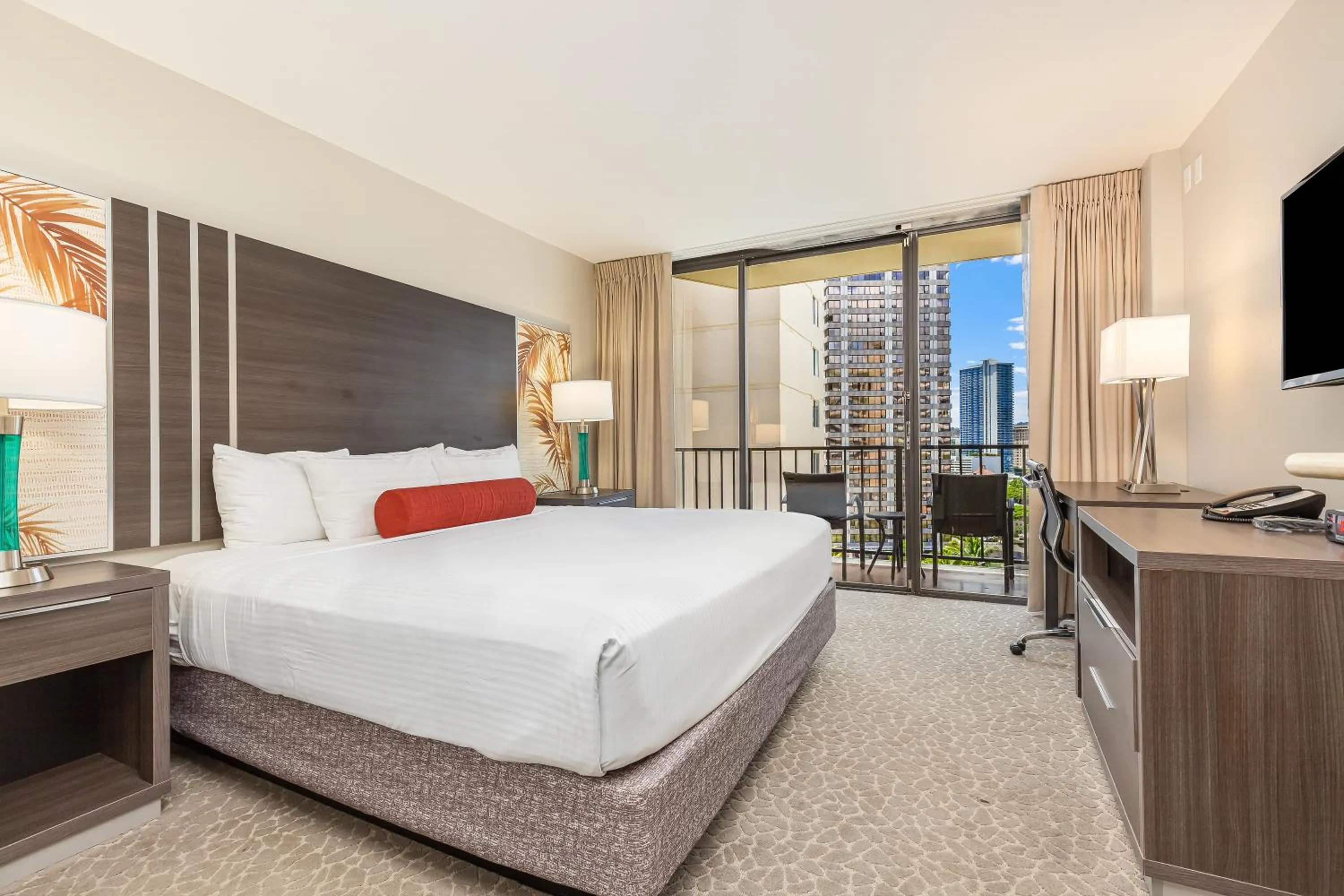 Bed in Castle at Palms at Waikīkī