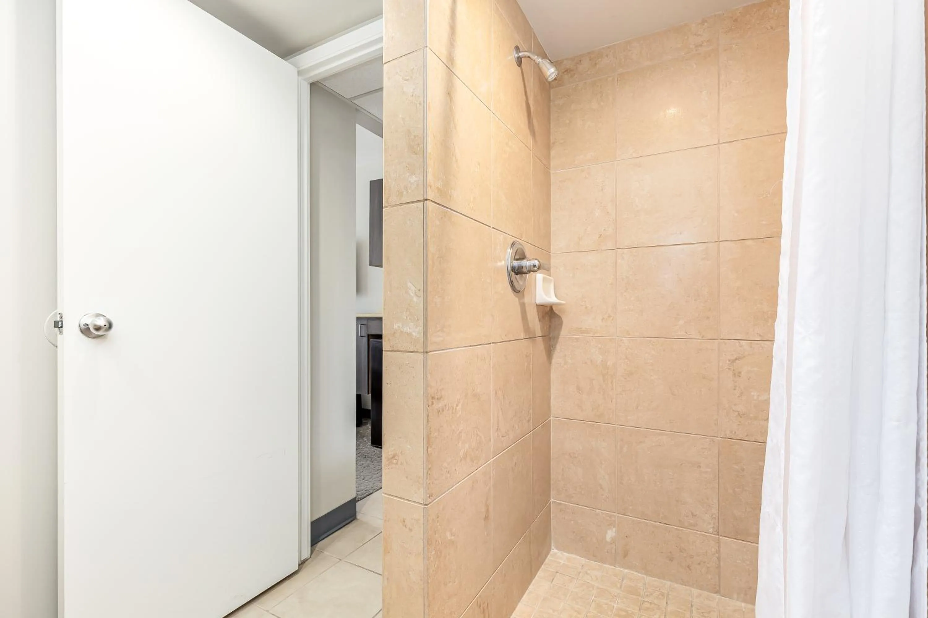 Shower in Castle at Palms at Waikīkī