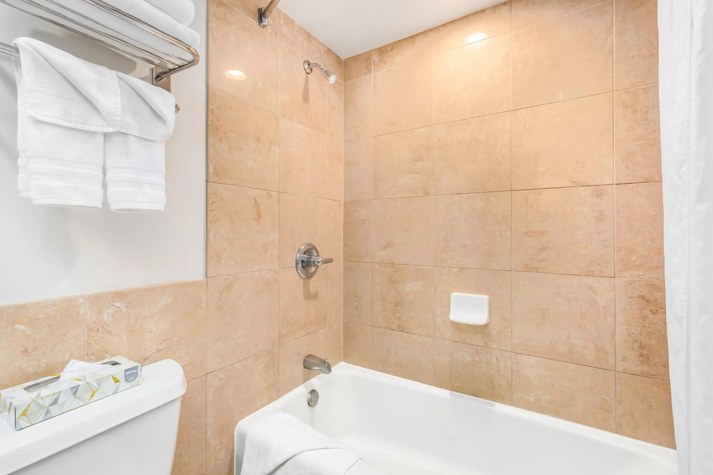 Shower in Castle at Palms at Waikīkī