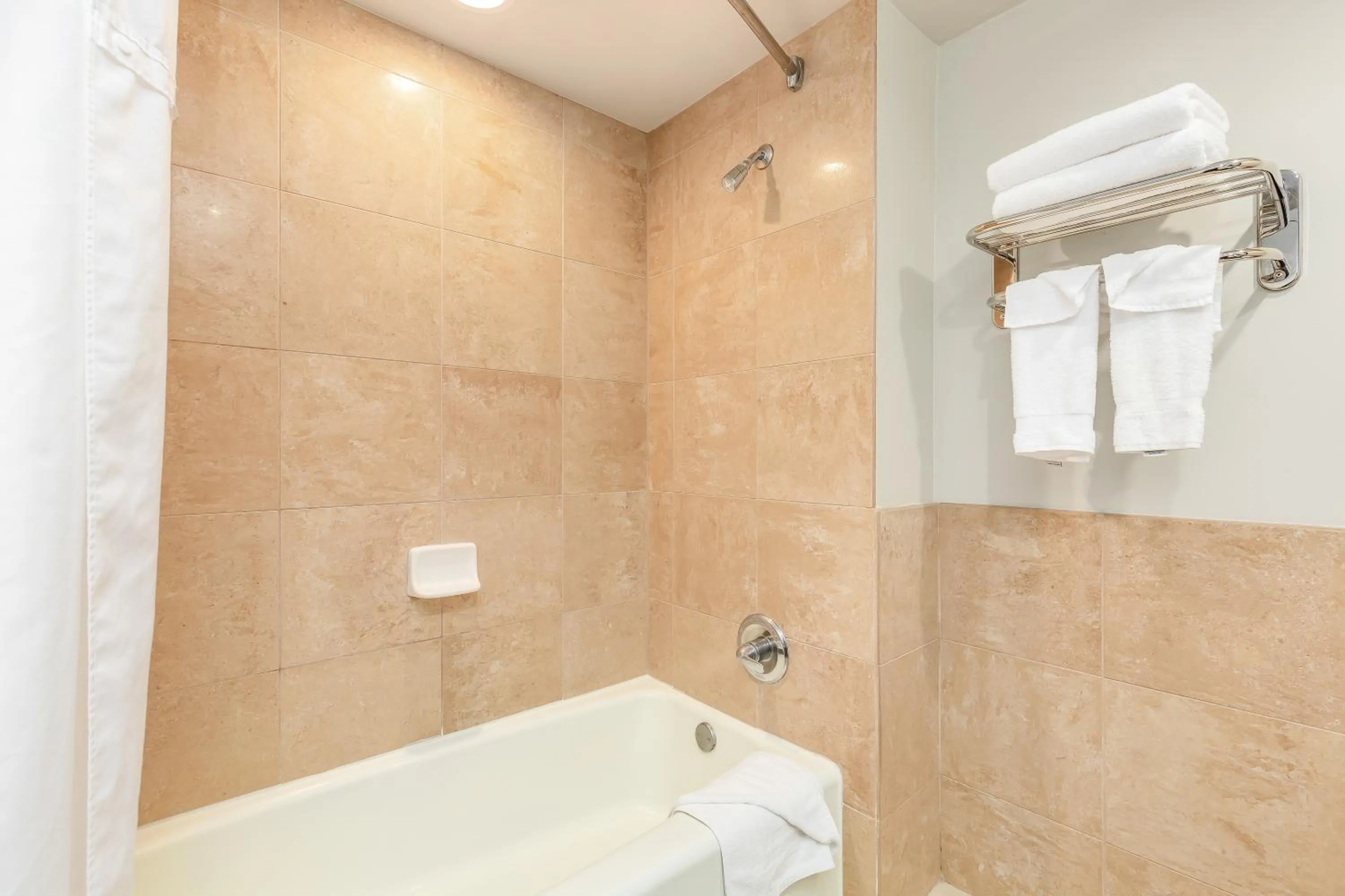 Shower in Castle at Palms at Waikīkī