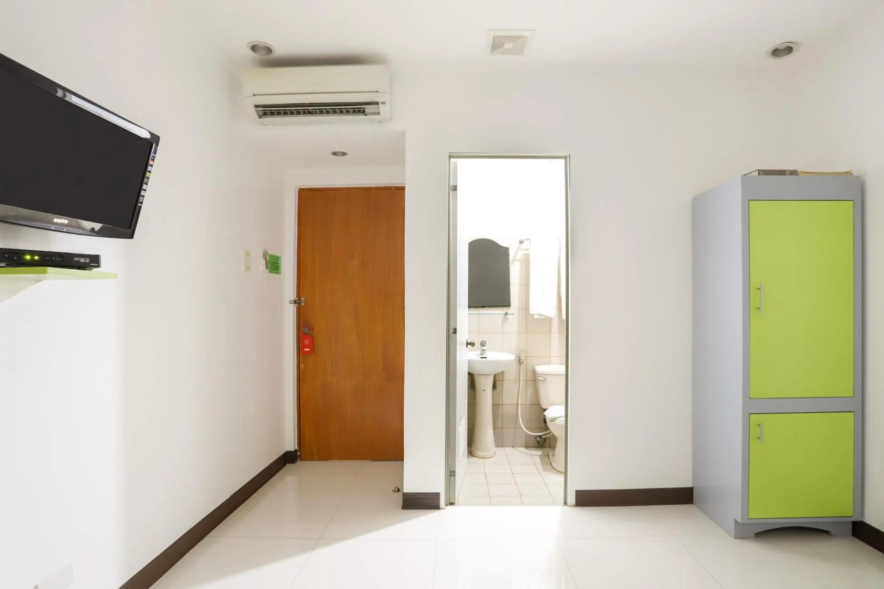 Bedroom in OYO 210 Apple Tree Suites