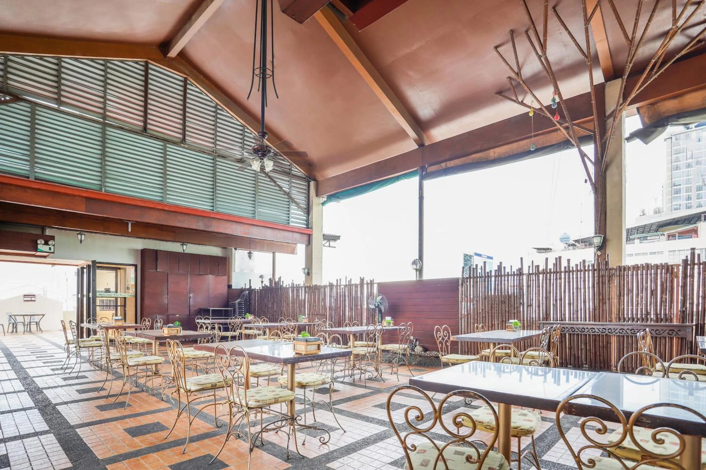 Restaurant/places to eat in OYO 210 Apple Tree Suites