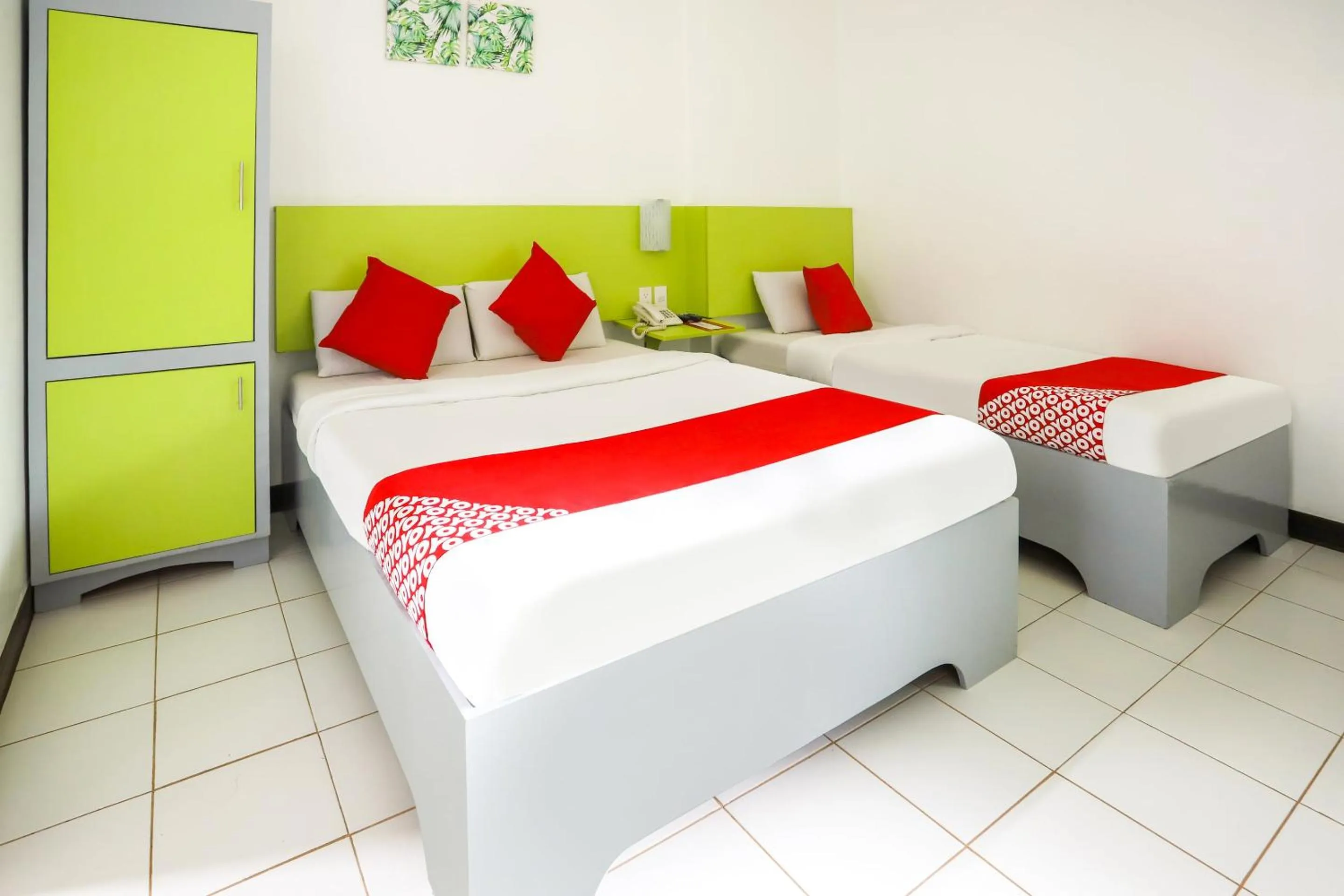 Bedroom, Bed in OYO 210 Apple Tree Suites
