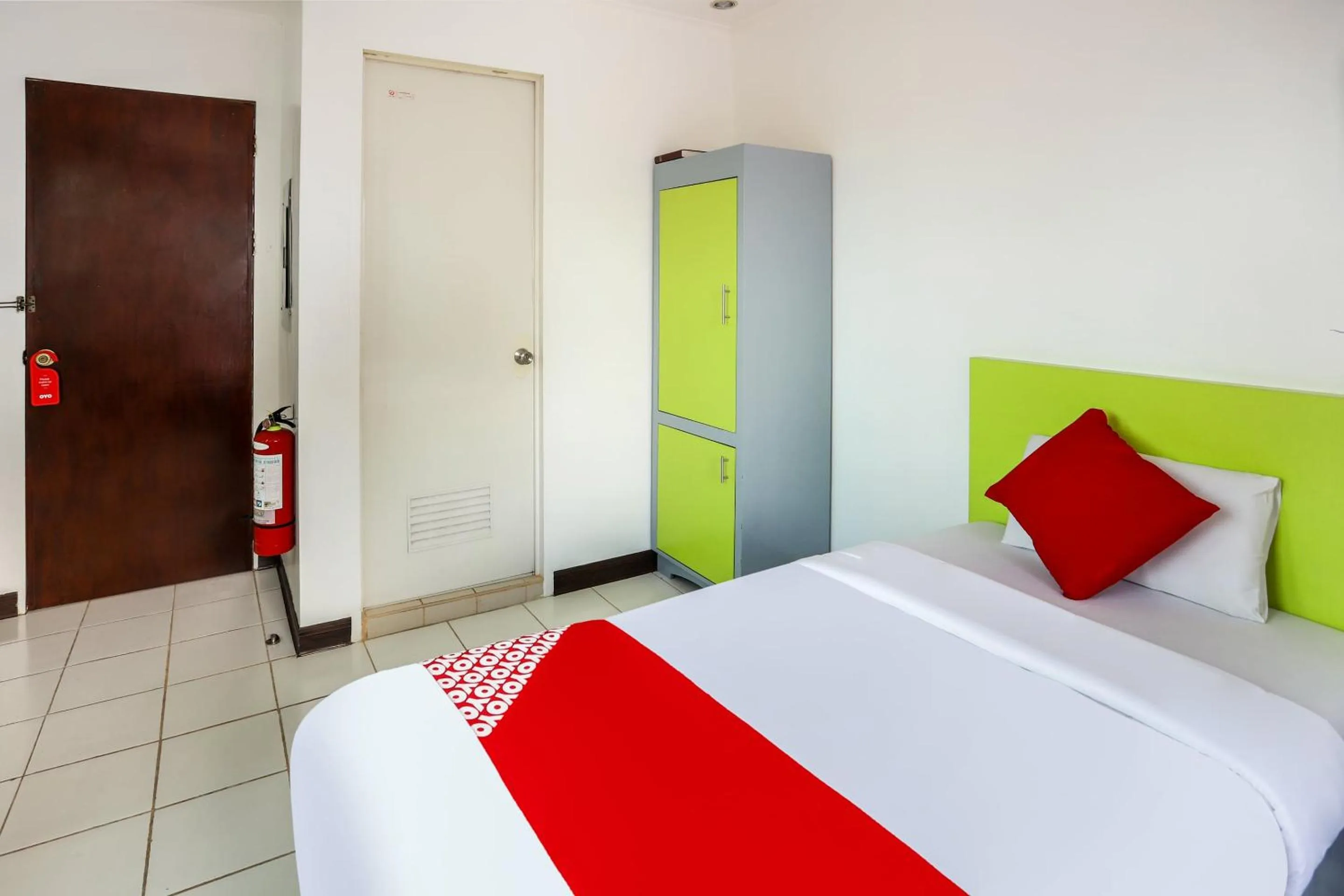 Bedroom, Bed in OYO 210 Apple Tree Suites