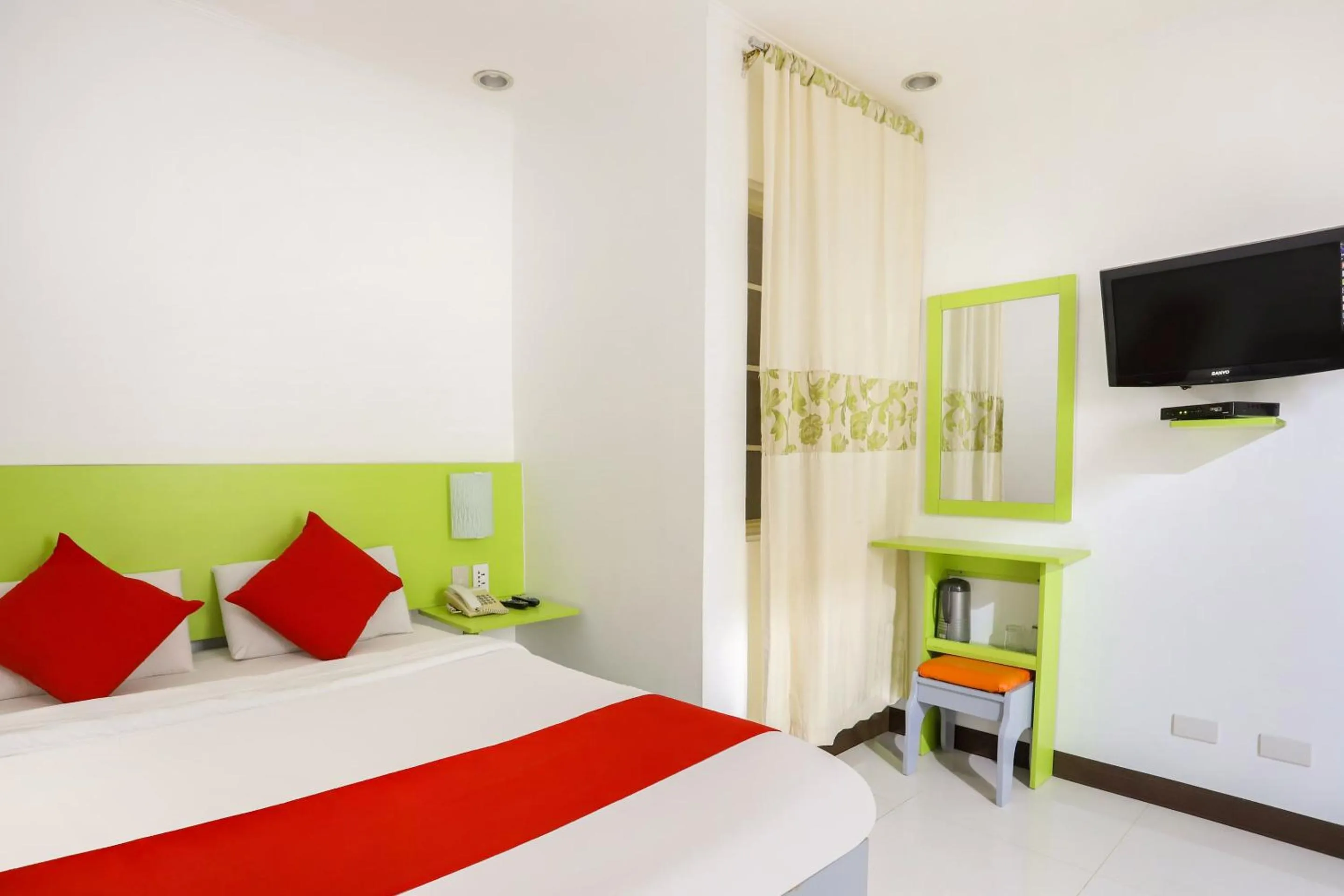 Bedroom, Bed in OYO 210 Apple Tree Suites