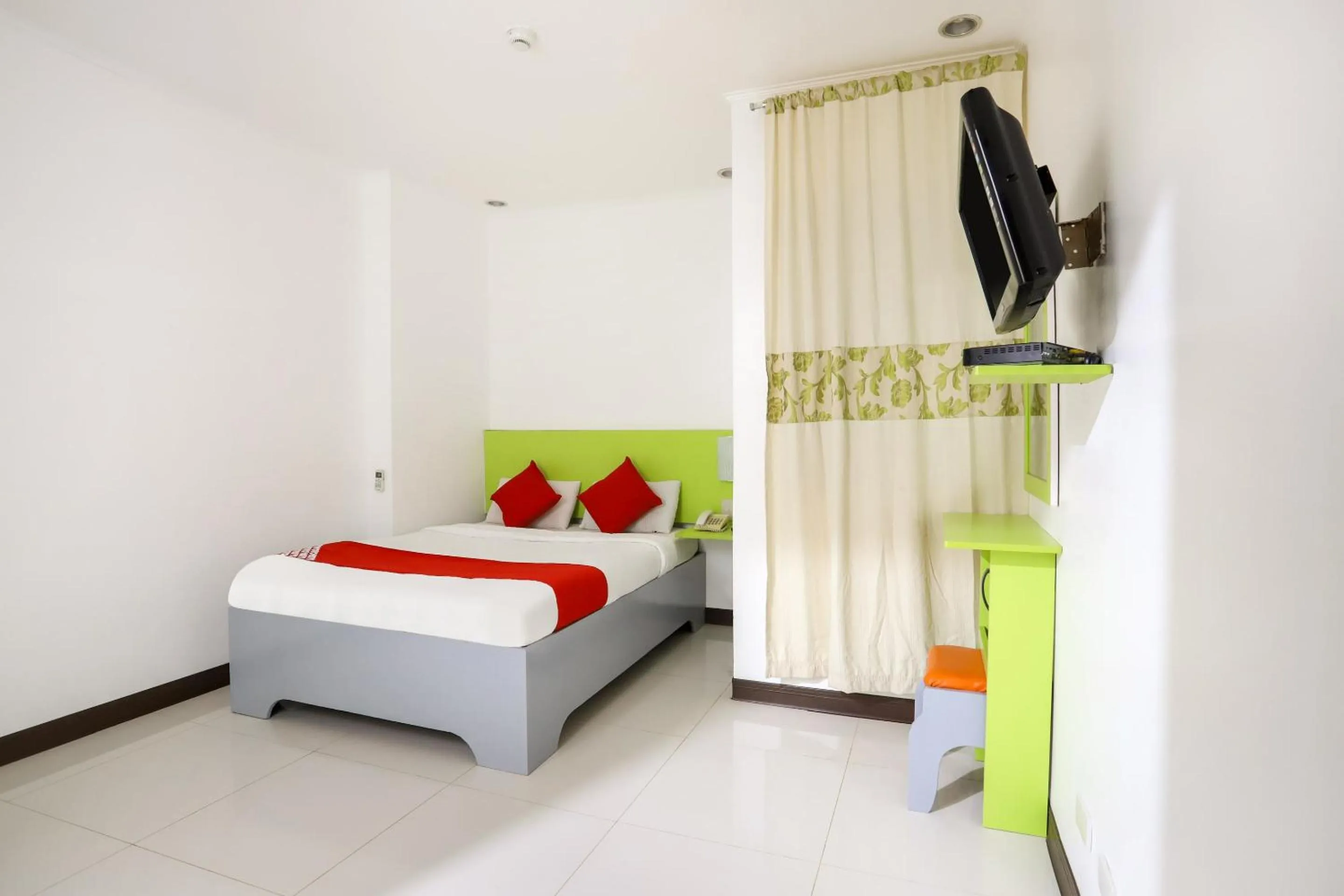 Bedroom, Bed in OYO 210 Apple Tree Suites