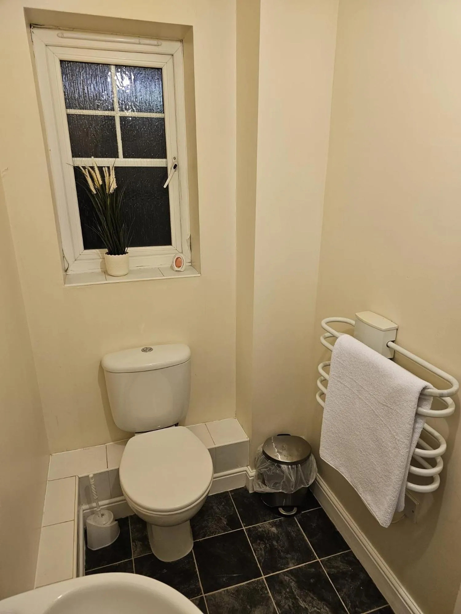 Bathroom in Sleek 4 bed Apartment with 2 bathrooms