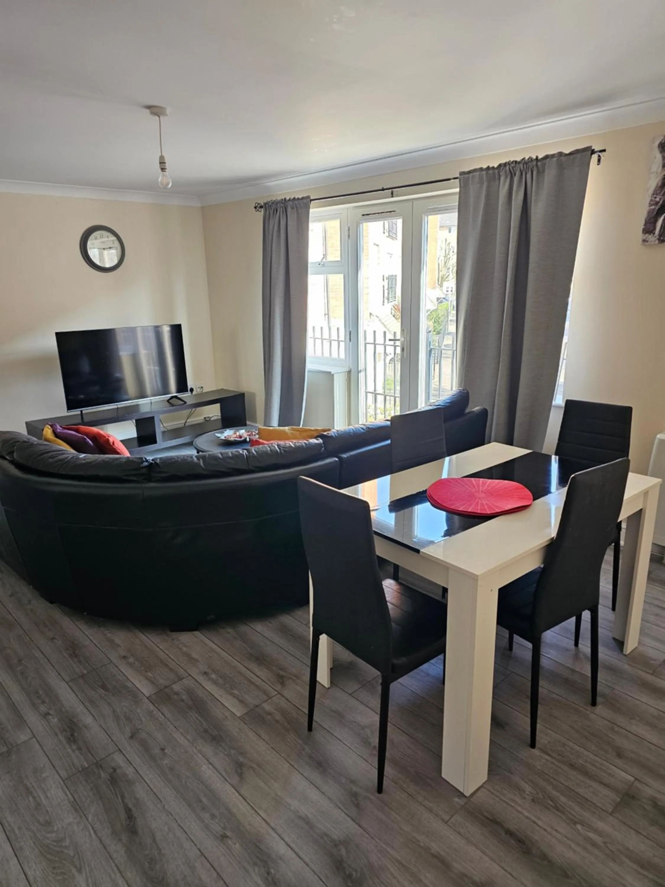 Sleek 4 bed Apartment with 2 bathrooms