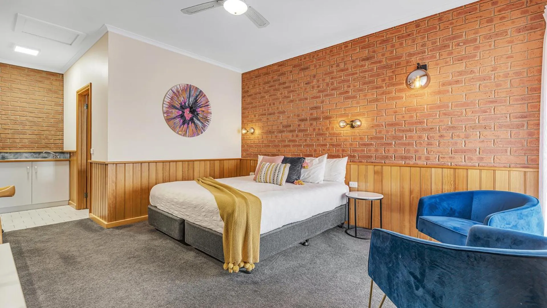 Bed in Golden River Motor Inn