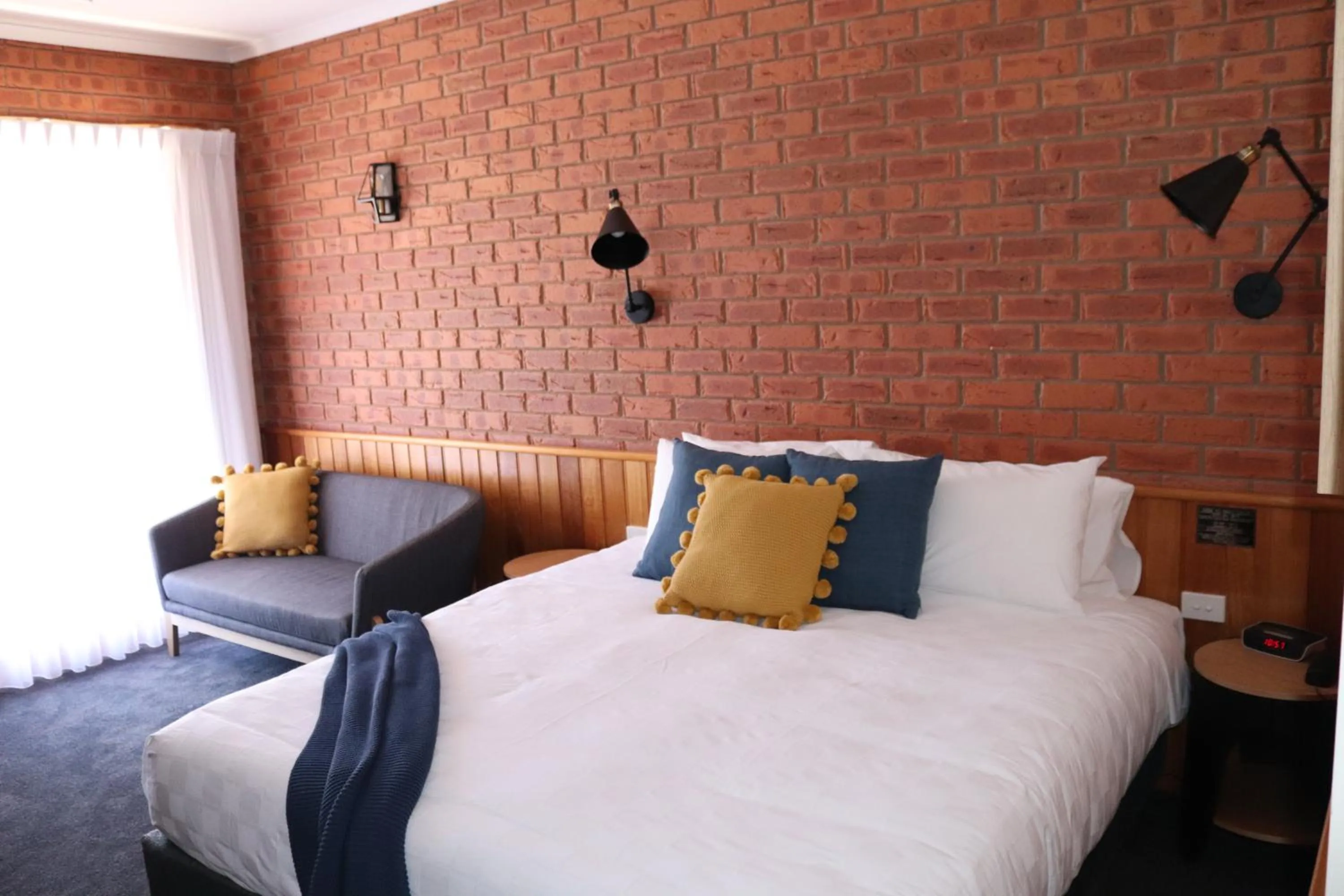 Seating area, Bed in Golden River Motor Inn