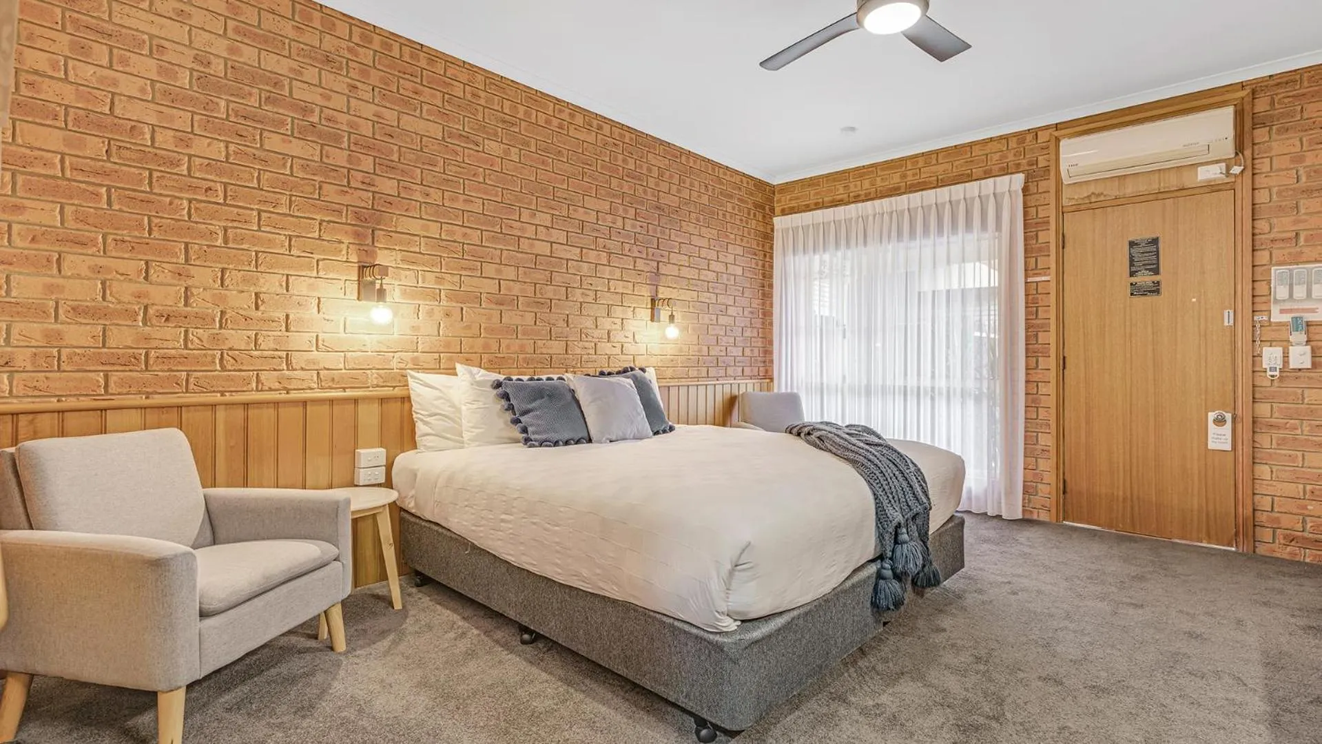 Bed in Golden River Motor Inn