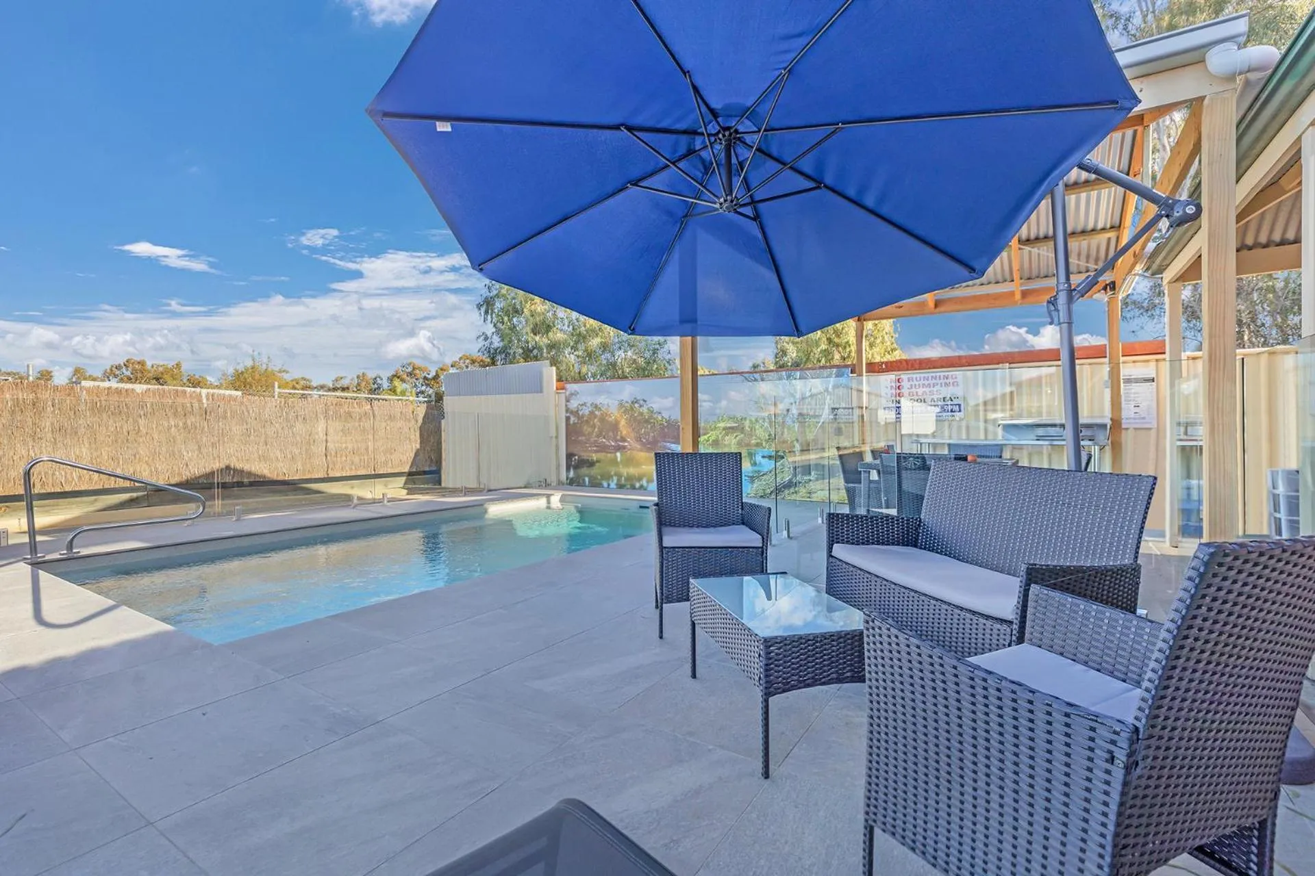 Swimming pool in Golden River Motor Inn