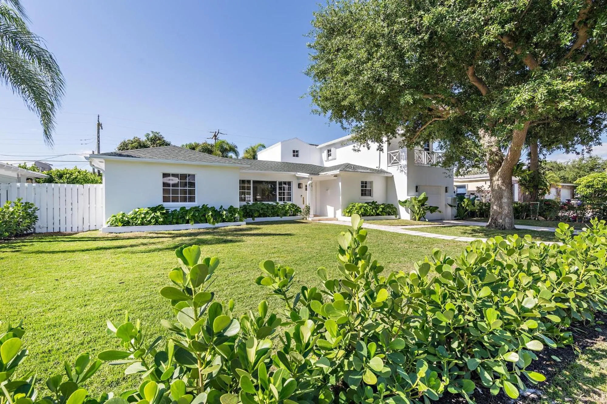 Property building in Santa Lucia Estate - Hotel Homes