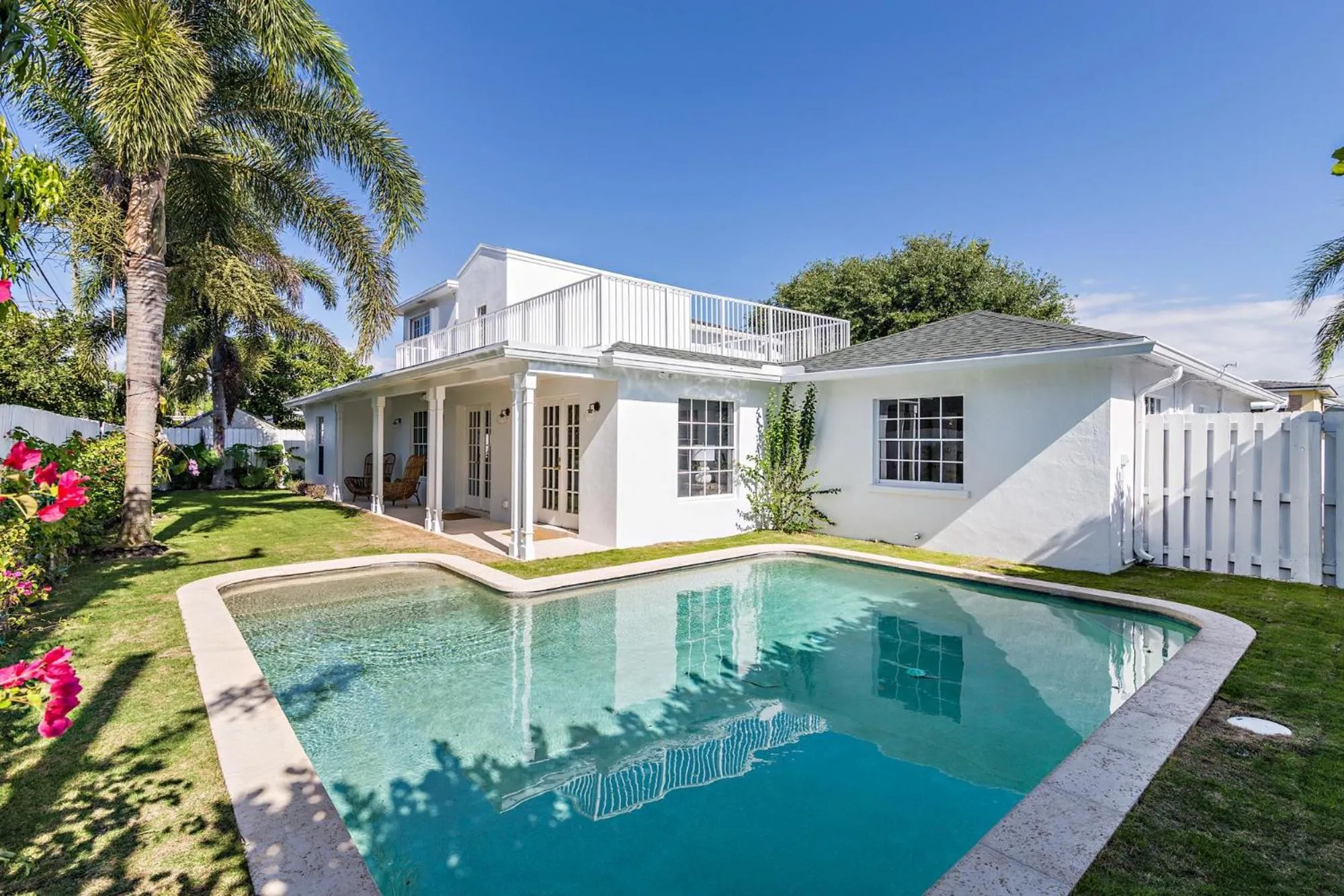 Property building in Santa Lucia Estate - Hotel Homes