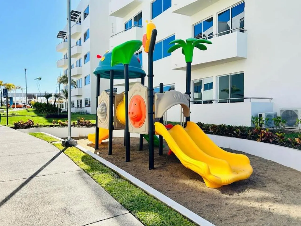 Day in Bluú lagoon · Depa enorme alberca