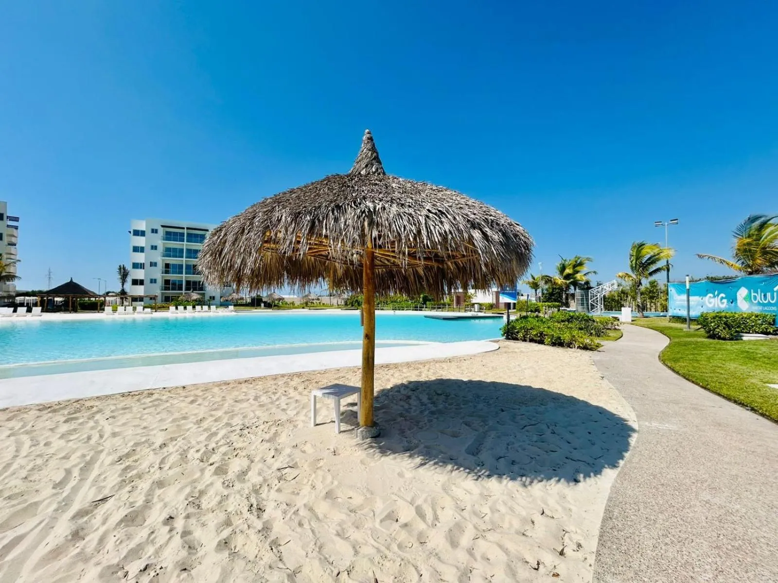 Day in Bluú lagoon · Depa enorme alberca