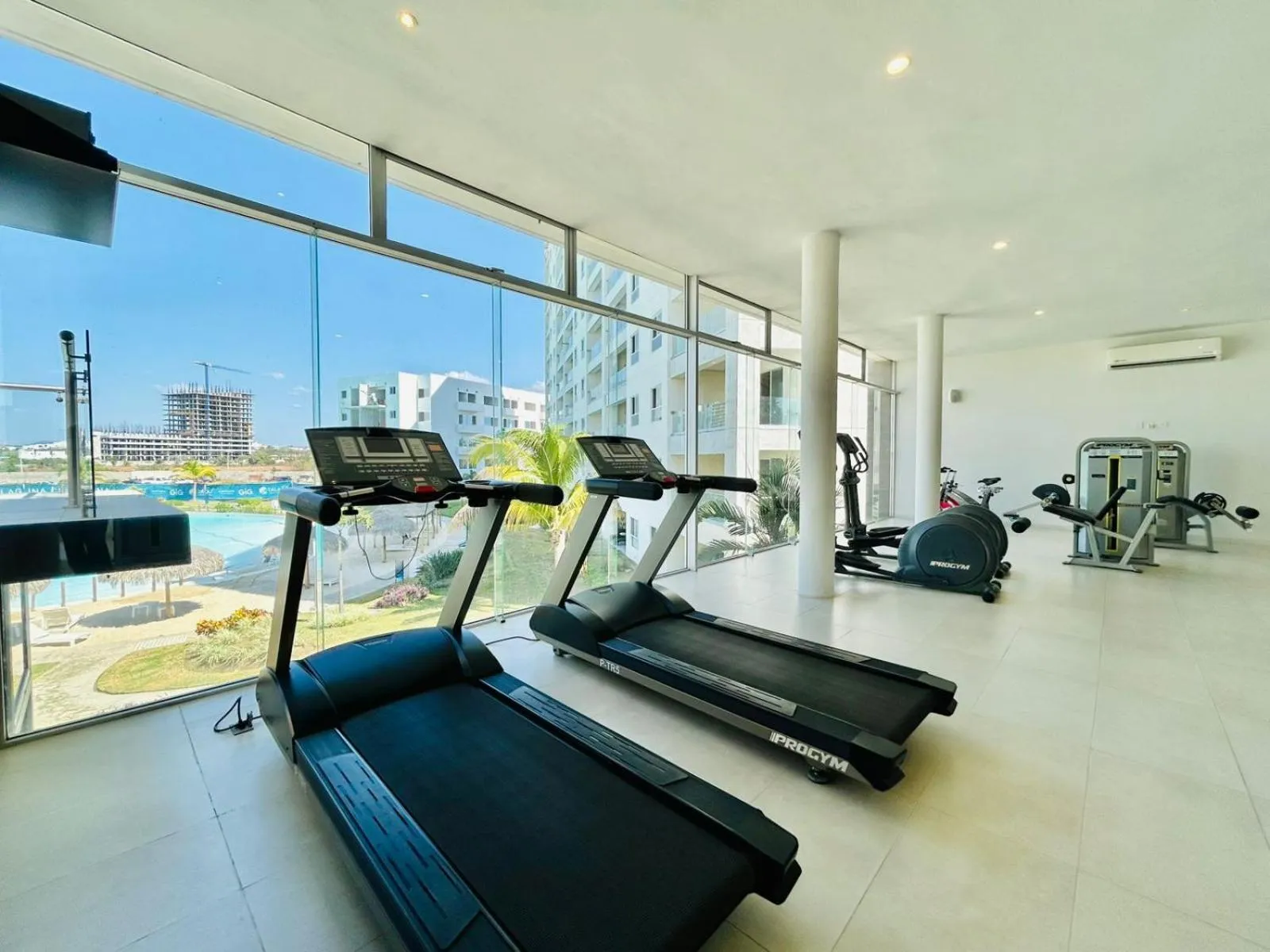 Fitness centre/facilities in Bluú lagoon · Depa enorme alberca