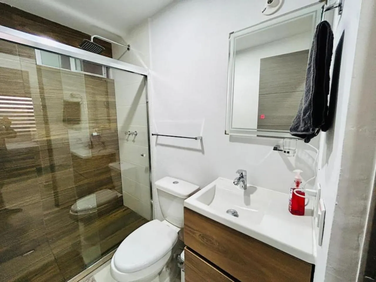 Shower in Bluú lagoon · Depa enorme alberca