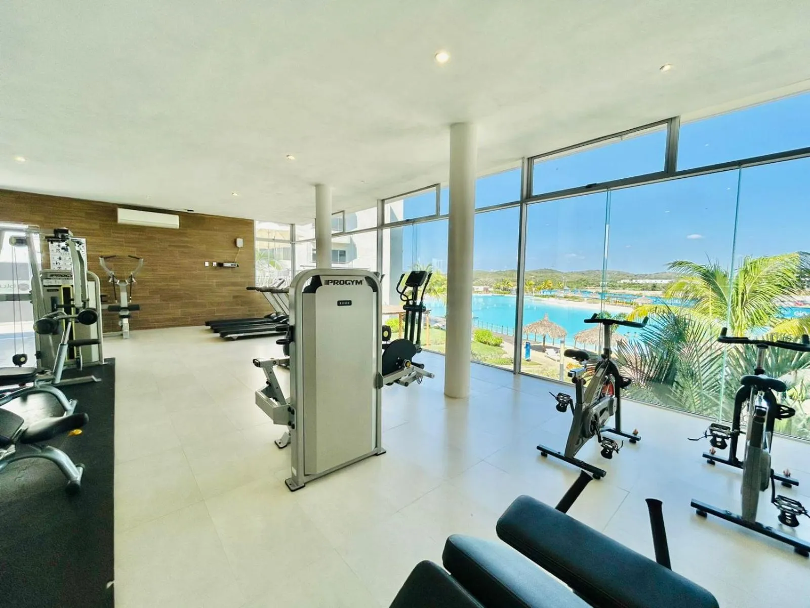Fitness centre/facilities in Bluú lagoon · Depa enorme alberca