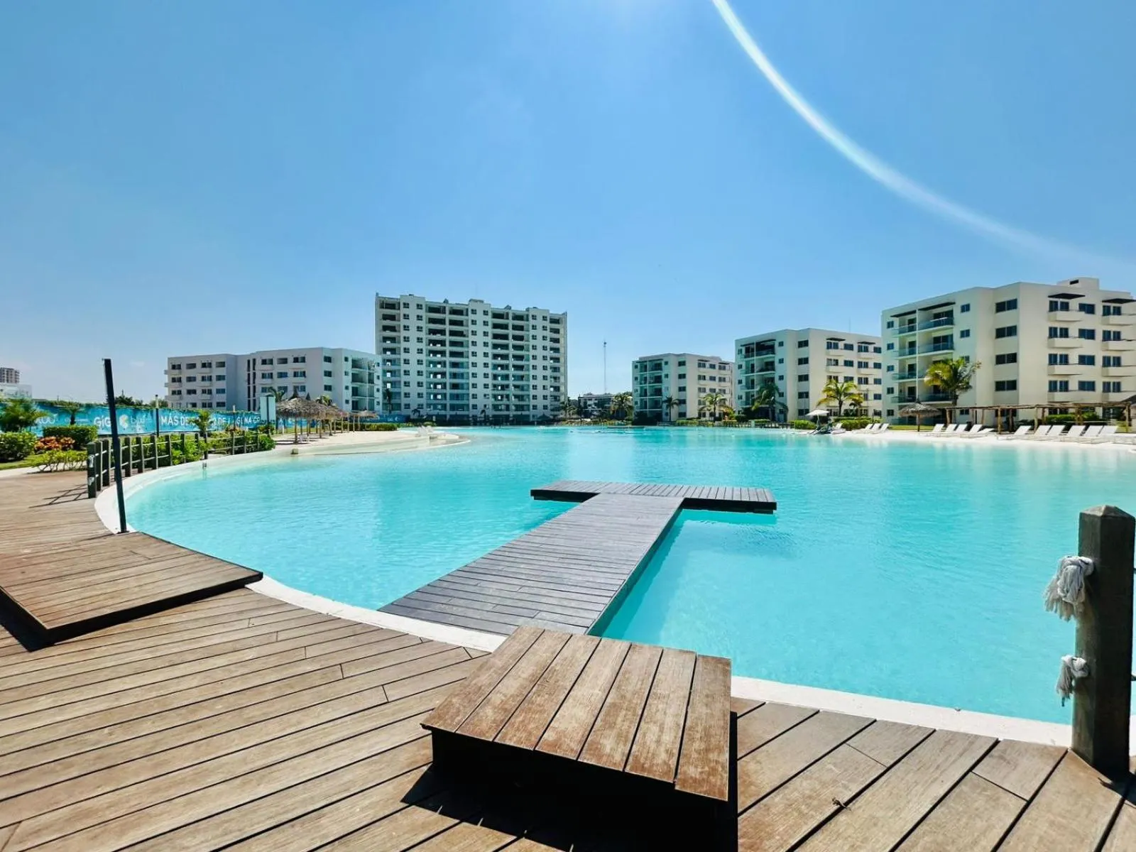 Day in Bluú lagoon · Depa enorme alberca