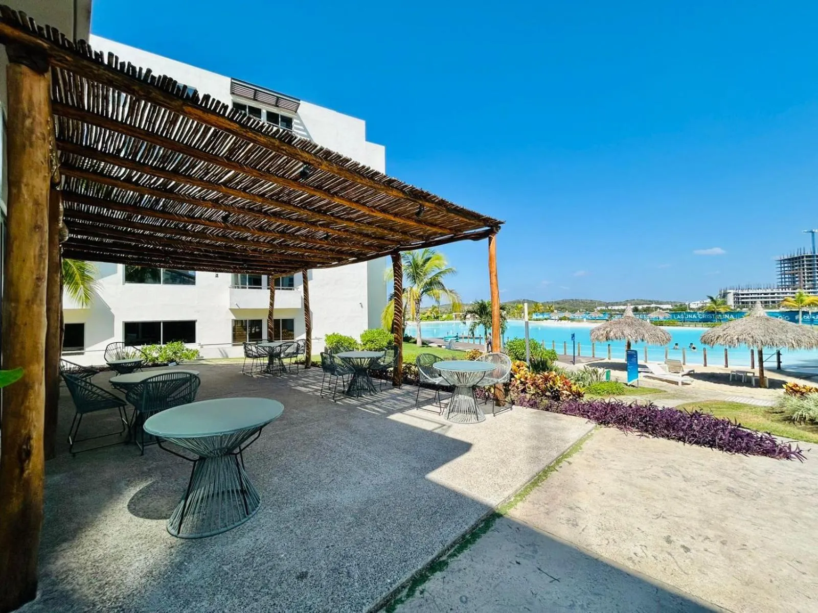 Day in Bluú lagoon · Depa enorme alberca