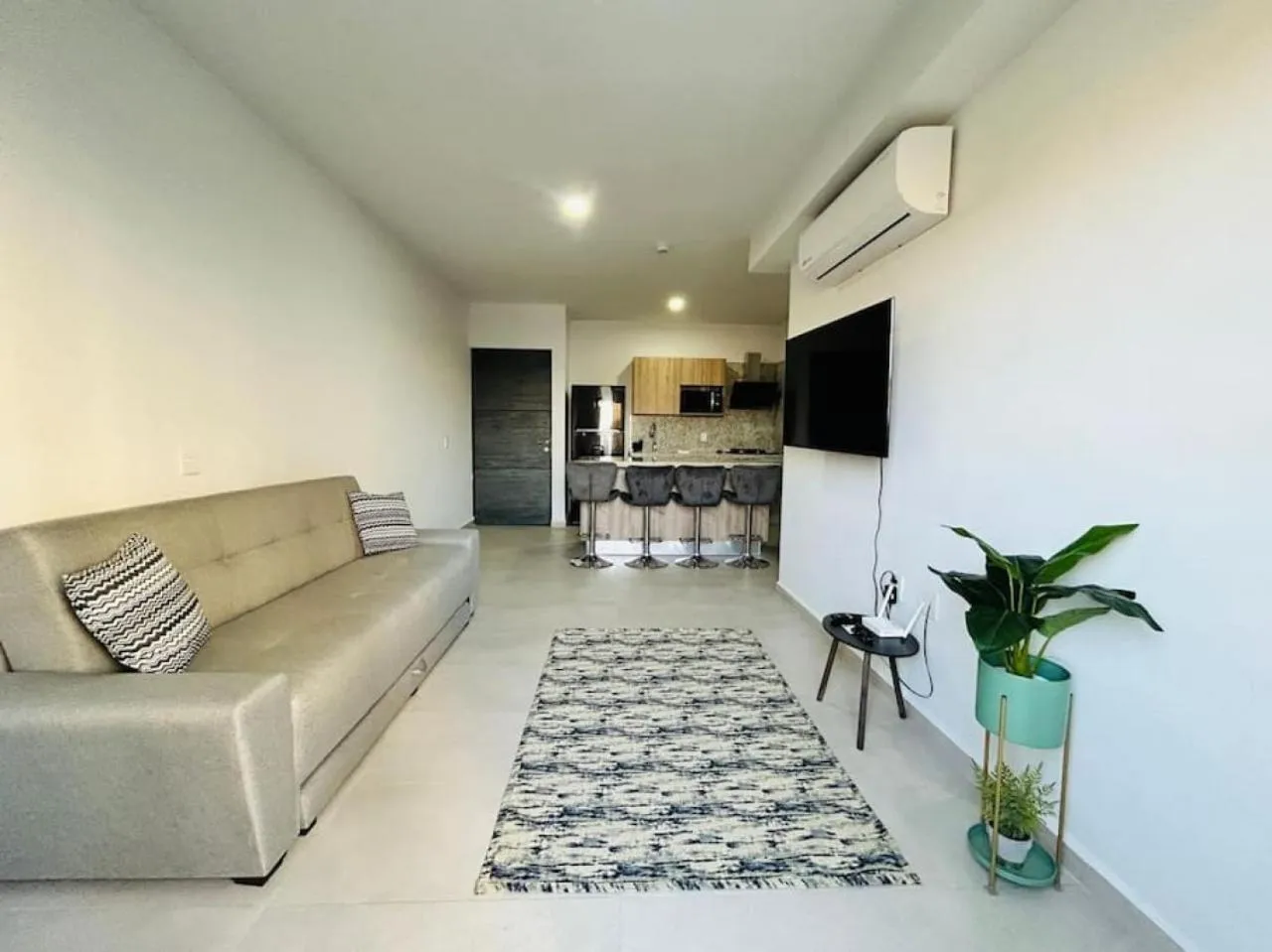 Communal lounge/ TV room in Bluú lagoon · Depa enorme alberca