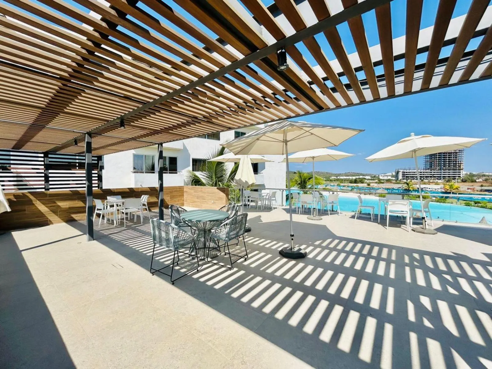 Day in Bluú lagoon · Depa enorme alberca