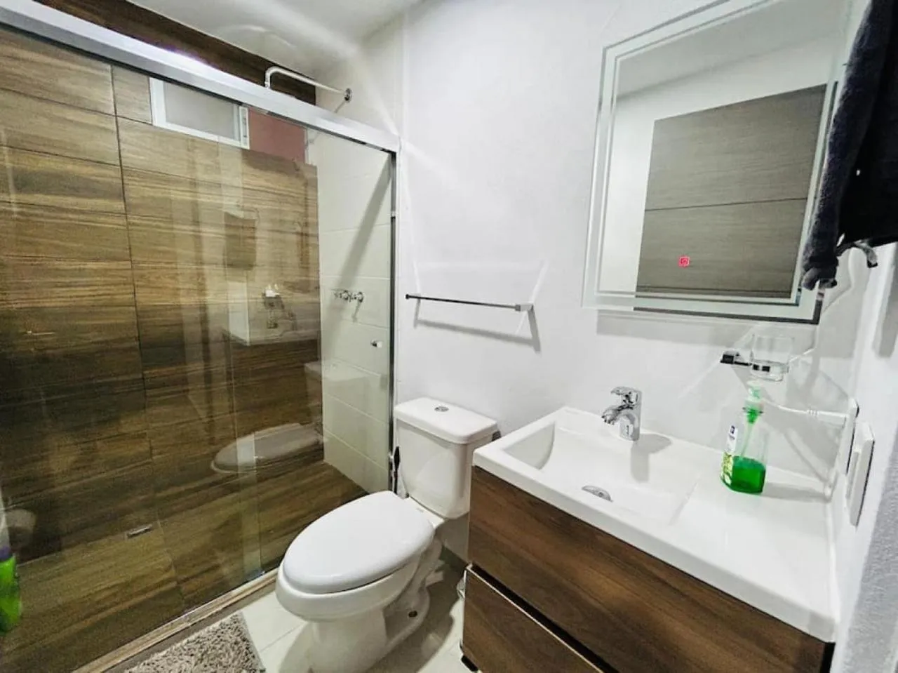 Shower in Bluú lagoon · Depa enorme alberca