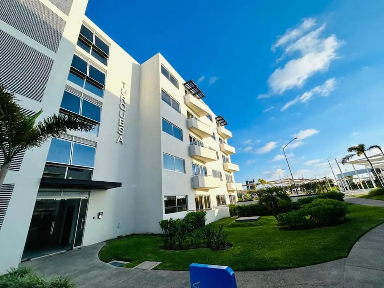 Day in Bluú lagoon · Depa enorme alberca