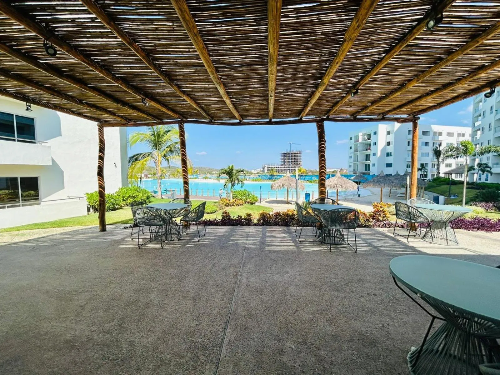 Pool view in Bluú lagoon · Depa enorme alberca